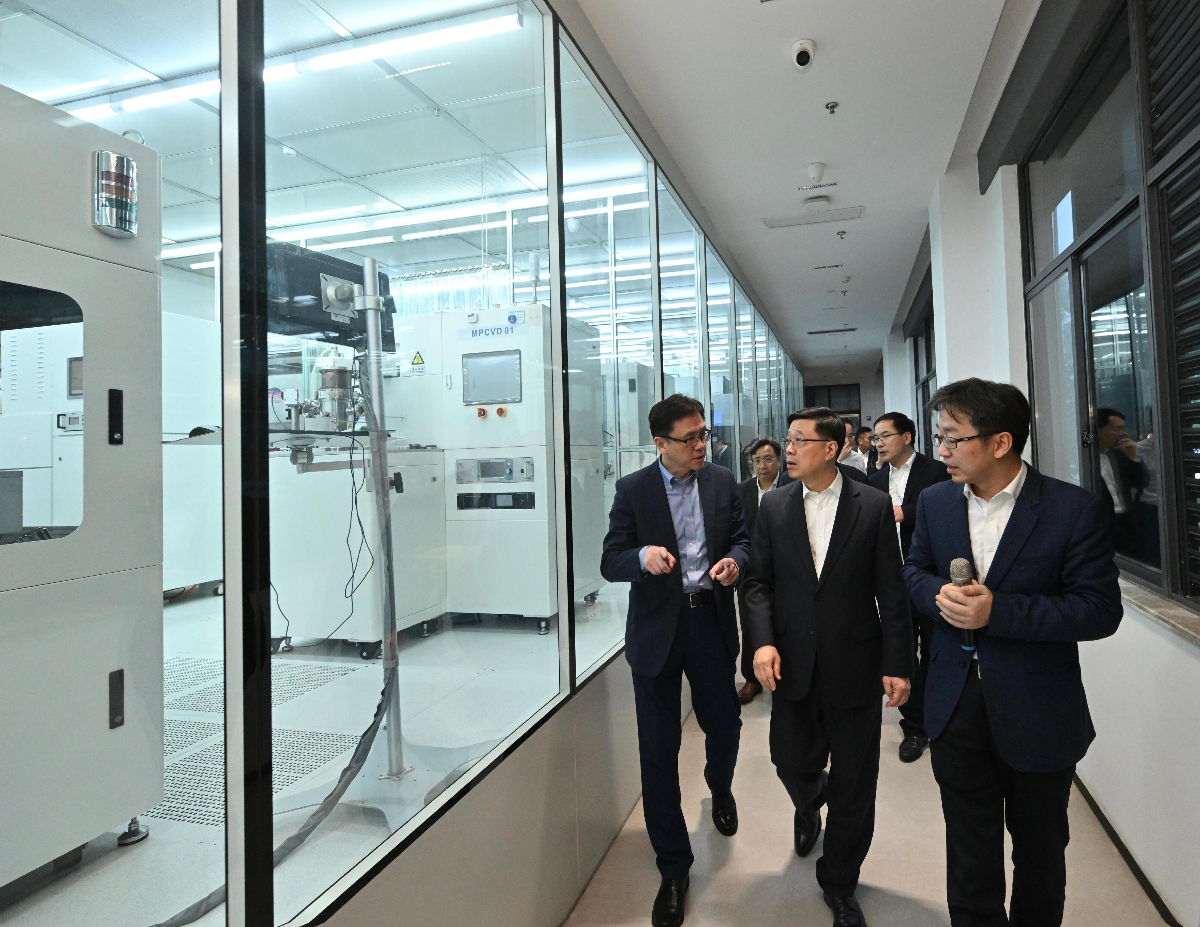 The Chief Executive, Mr John Lee, started his visit to Hangzhou today (April 22). Photo shows Mr Lee (centre) visiting the ZJU-Hangzhou Global Scientific and Technological Innovation Centre. The Secretary for Innovation, Technology and Industry, Professor Sun Dong (left), also attends.