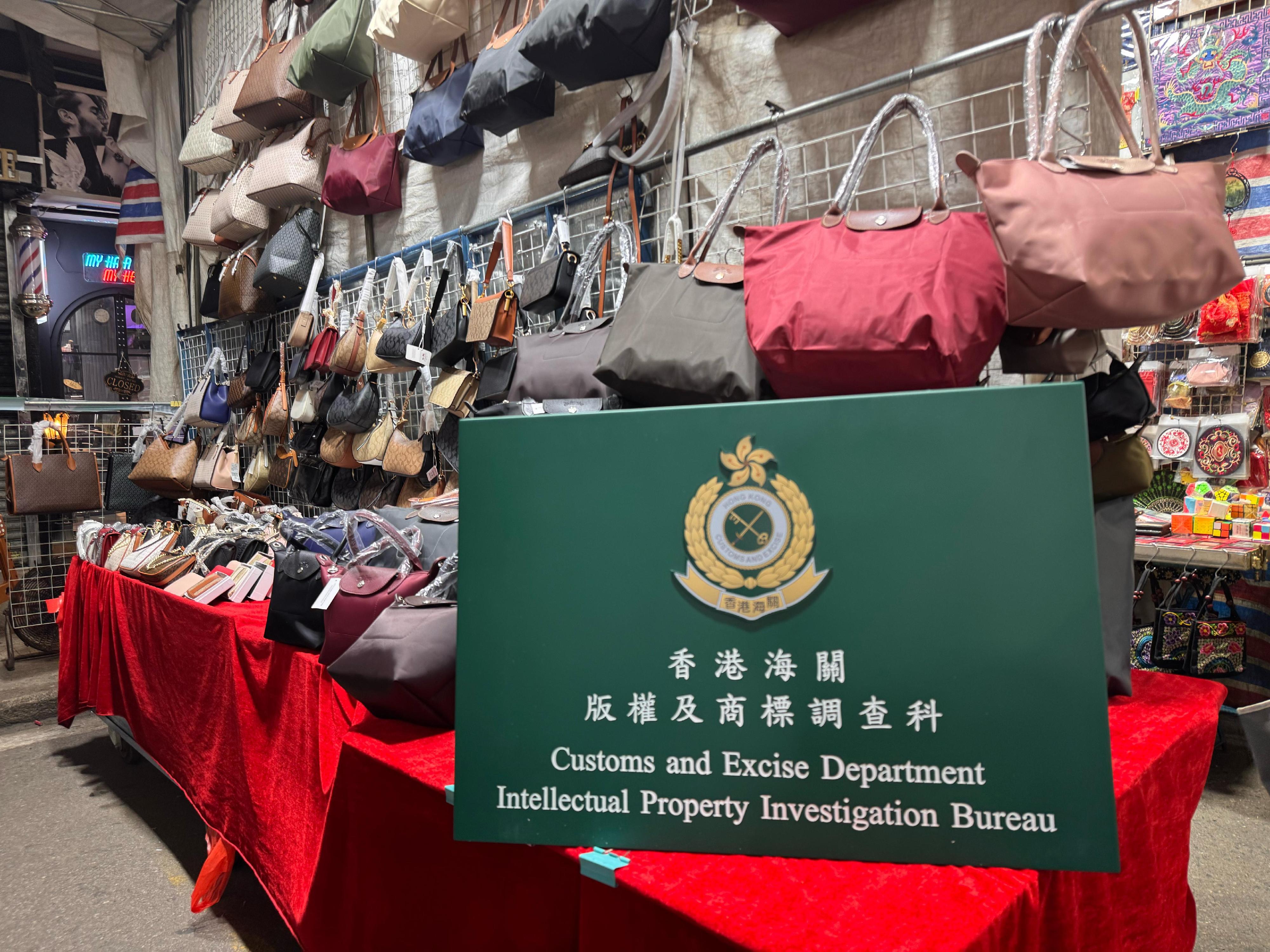 Hong Kong Customs today (April 23) mounted a special enforcement operation codenamed "Gridbuster" in Mong Kok to combat the sale of counterfeit goods, seizing about 1 900 suspected counterfeit items with an estimated market value of about $520,000. Photo shows one of the fixed-pitch hawker stalls raided.