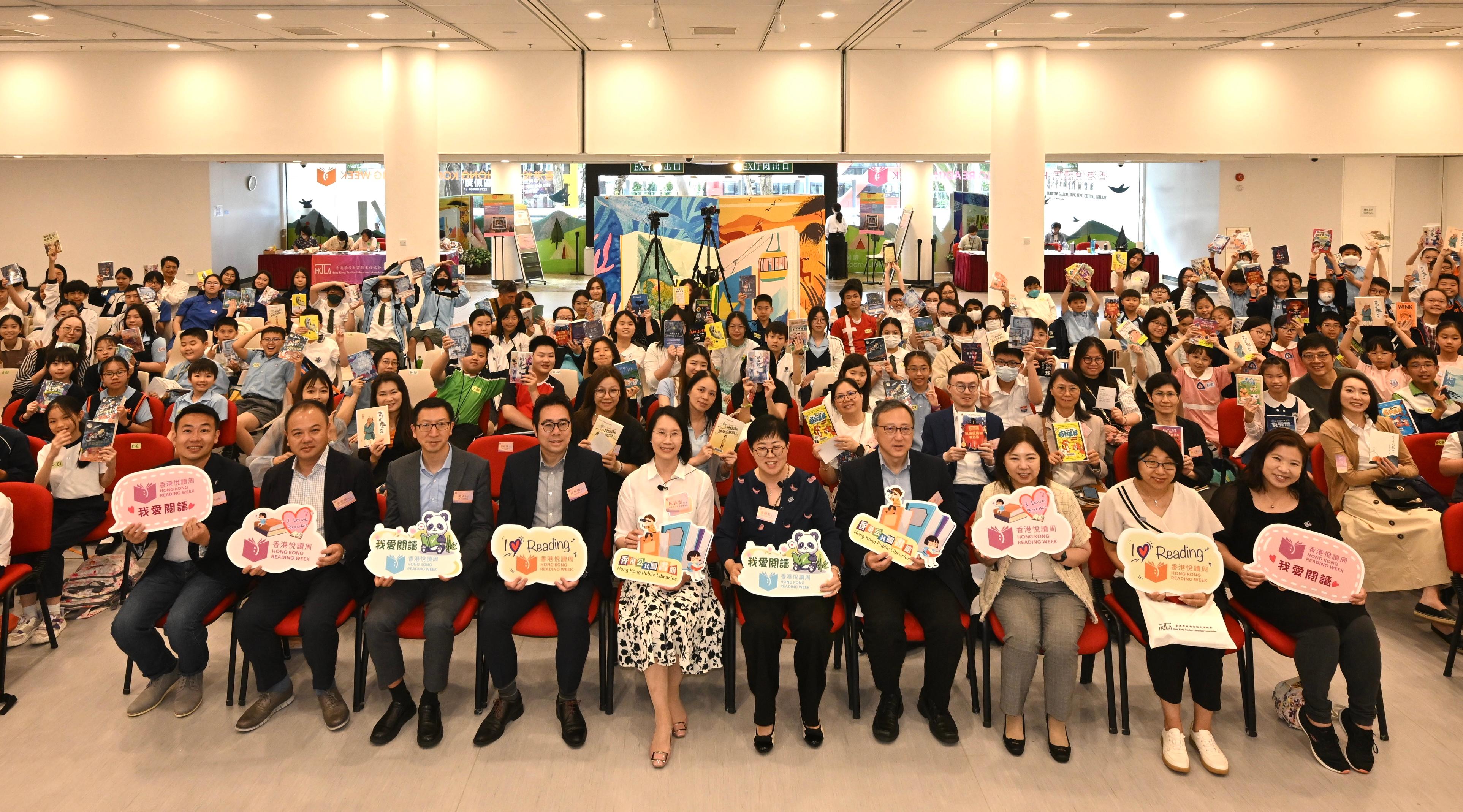 The Hong Kong Public Libraries of the Leisure and Cultural Services Department today (April 23) collaborated with stakeholders to set up reading locations for "Read Together for Half an Hour" activities. The Director of Leisure and Cultural Services, Ms Manda Chan, attended the "Read Together for Half an Hour" activity at the Hong Kong Central Library with students participating in the Hong Kong Inter-school Chinese Reading Contest. Photo shows Ms Chan (front row, fifth left); the Assistant Director of Leisure and Cultural Services (Libraries and Development), Mr Lee Tsz-chun (front row, fourth right); and the President of the Hong Kong Teacher-Librarians' Association, Ms Wong Ngai-kuen (front row, fifth right), with other guests and students.

