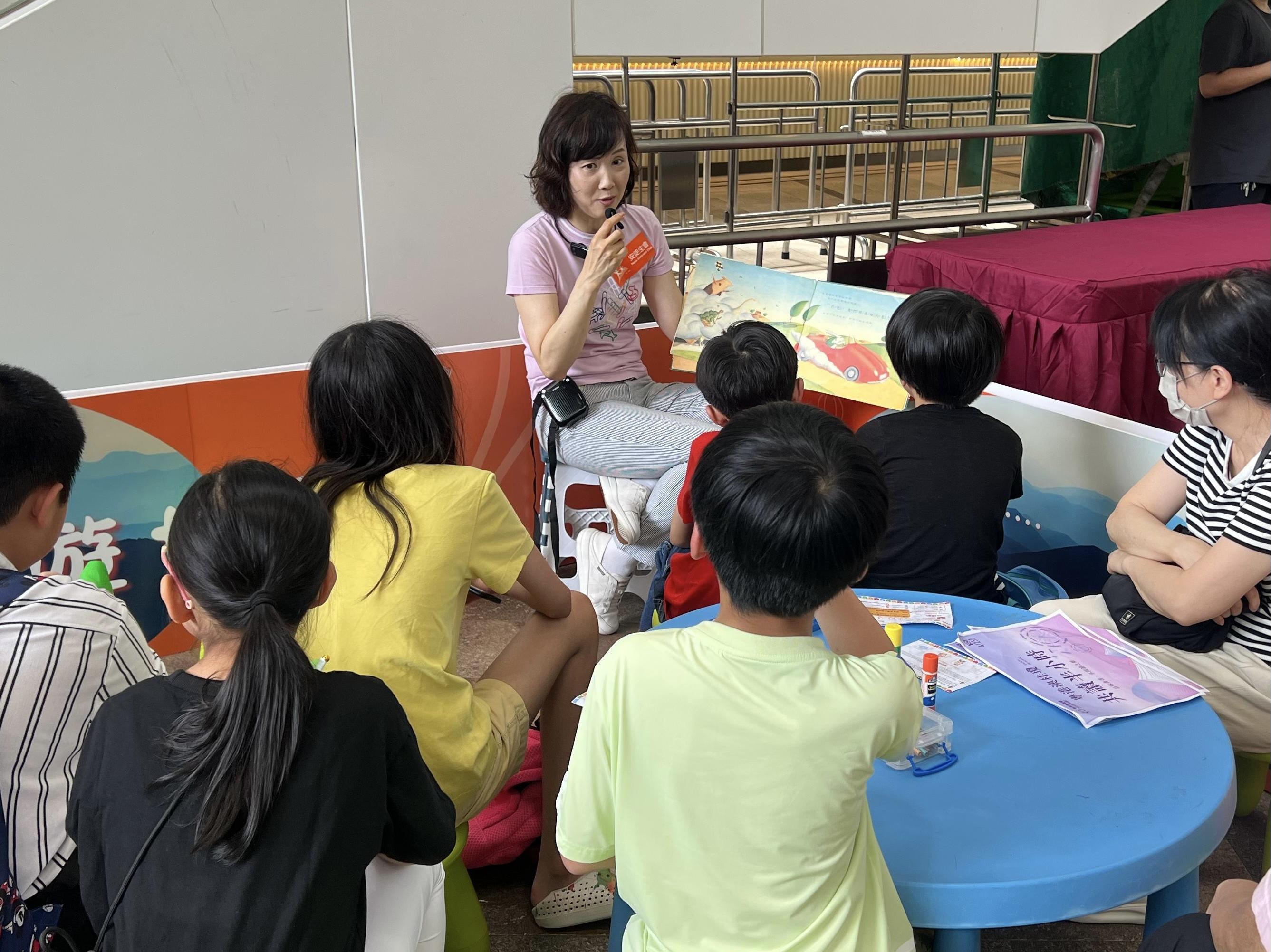 康樂及文化事務署轄下香港公共圖書館今日（四月二十三日）與不同持份者合作設立共讀點，舉行共讀半小時活動。香港公共圖書館亦與安徒生會合作於樂富廣場舉行嘉年華，在社區中進一步推廣閱讀。圖示市民參與嘉年華的故事環節。