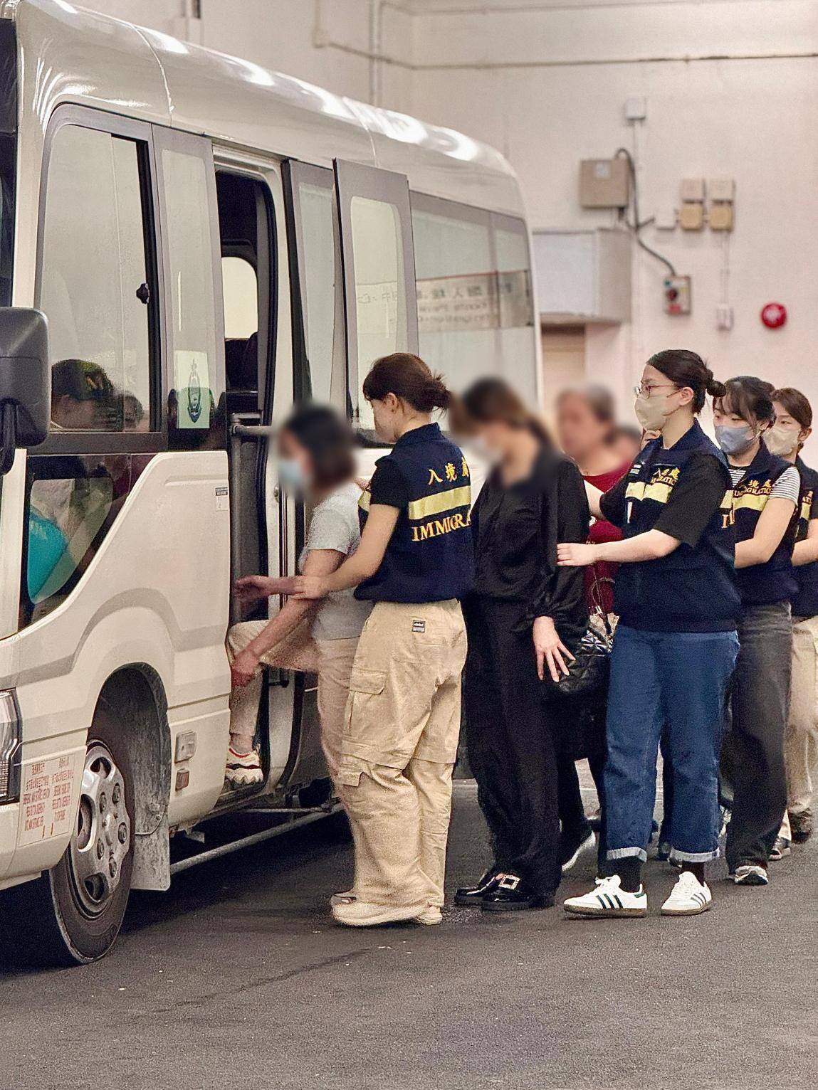 The Immigration Department (ImmD) carried out a repatriation operation today (April 23). A total of 26 Vietnamese illegal immigrants were repatriated to Vietnam. Photo shows removees being escorted by ImmD officers to proceed from the detention place to the airport.