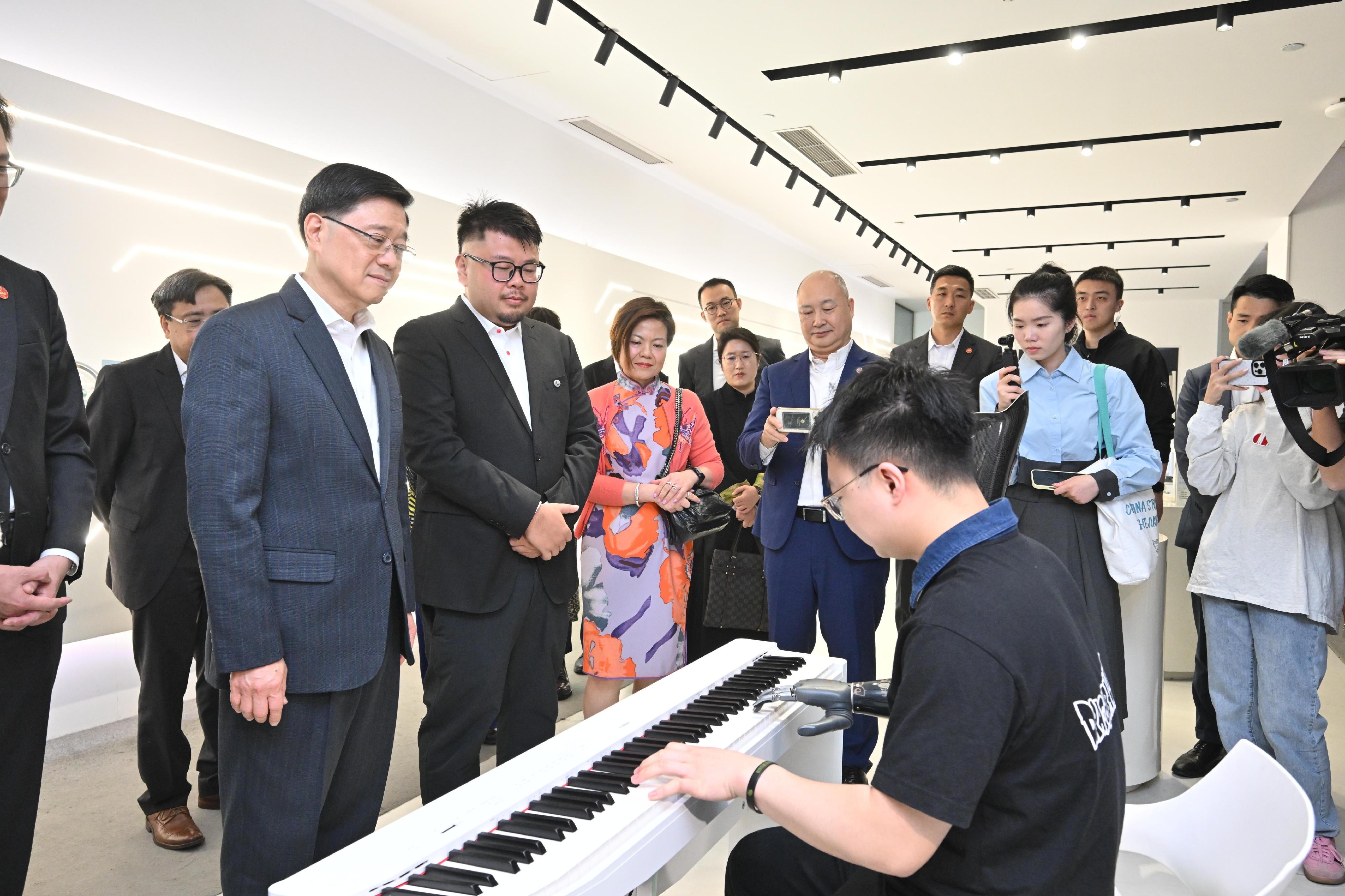 行政長官李家超今日（四月二十三日）繼續杭州訪問行程。圖示李家超（左二）參訪浙江強腦科技有限公司。
