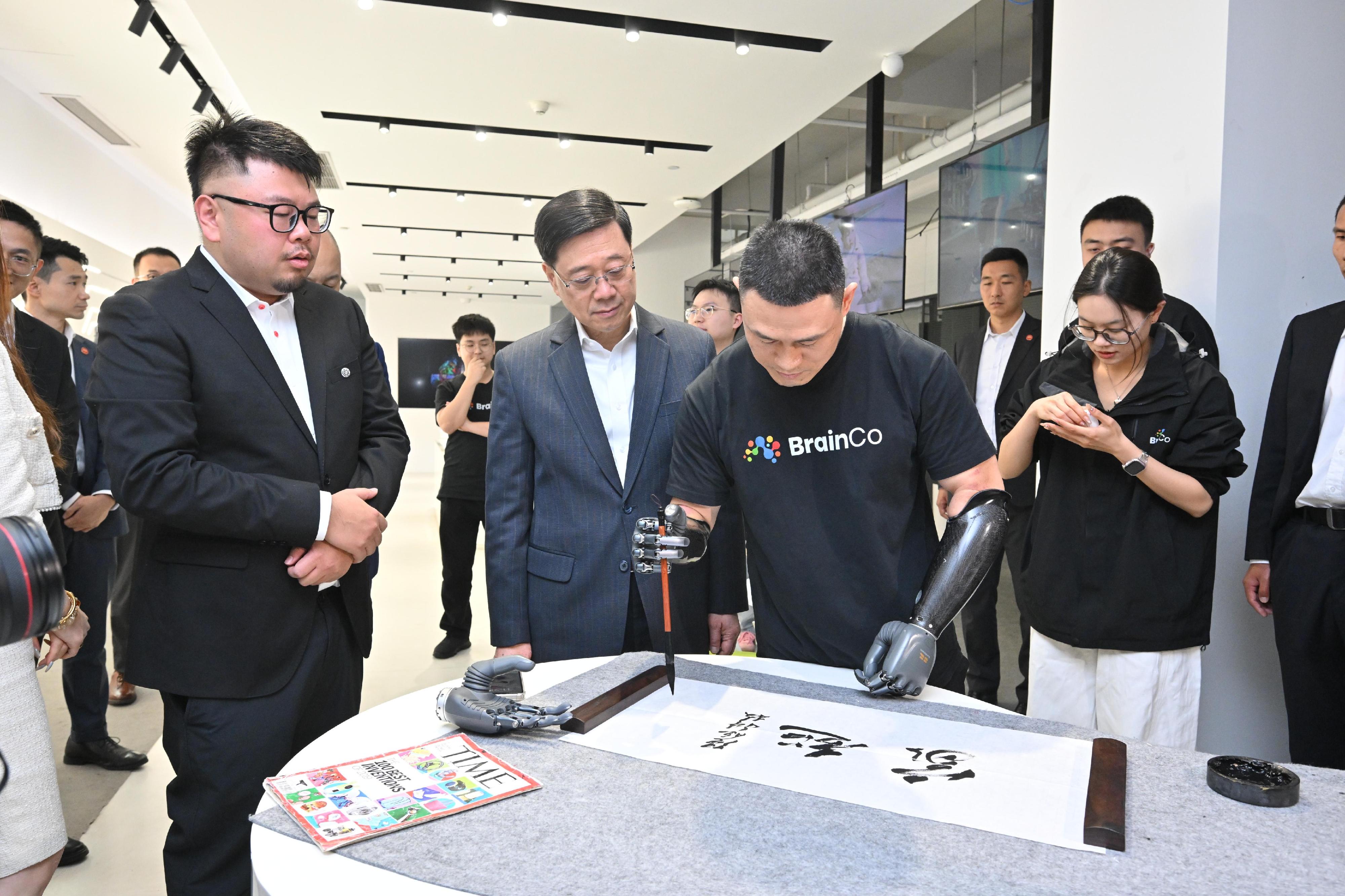 行政長官李家超今日（四月二十三日）繼續杭州訪問行程。圖示李家超（左二）參訪浙江強腦科技有限公司。
