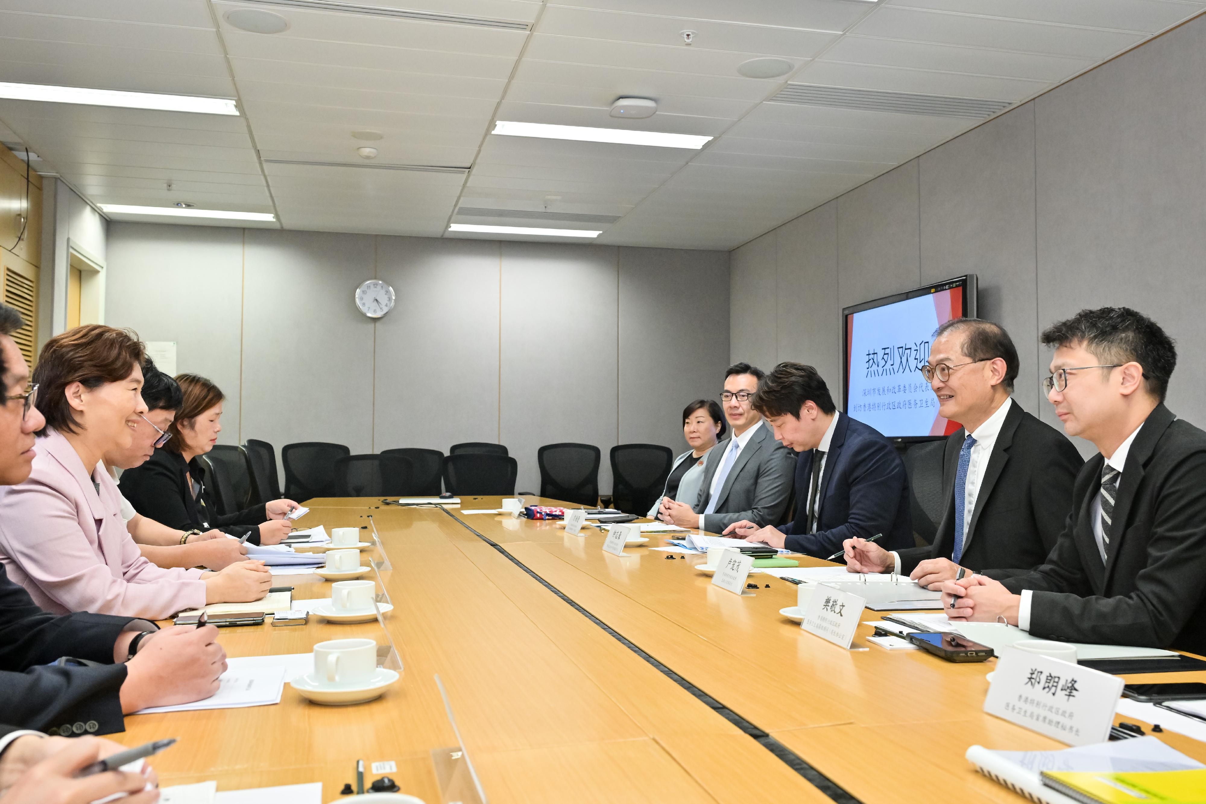 The Secretary for Health, Professor Lo Chung-mau (second right), meets with the Director of the Development and Reform Commission of Shenzhen Municipality, Dr Guo Ziping (first left), today (April 23) to have an in-depth exchange on areas such as the development of Chinese and Western medicine and medical devices in the two places.
