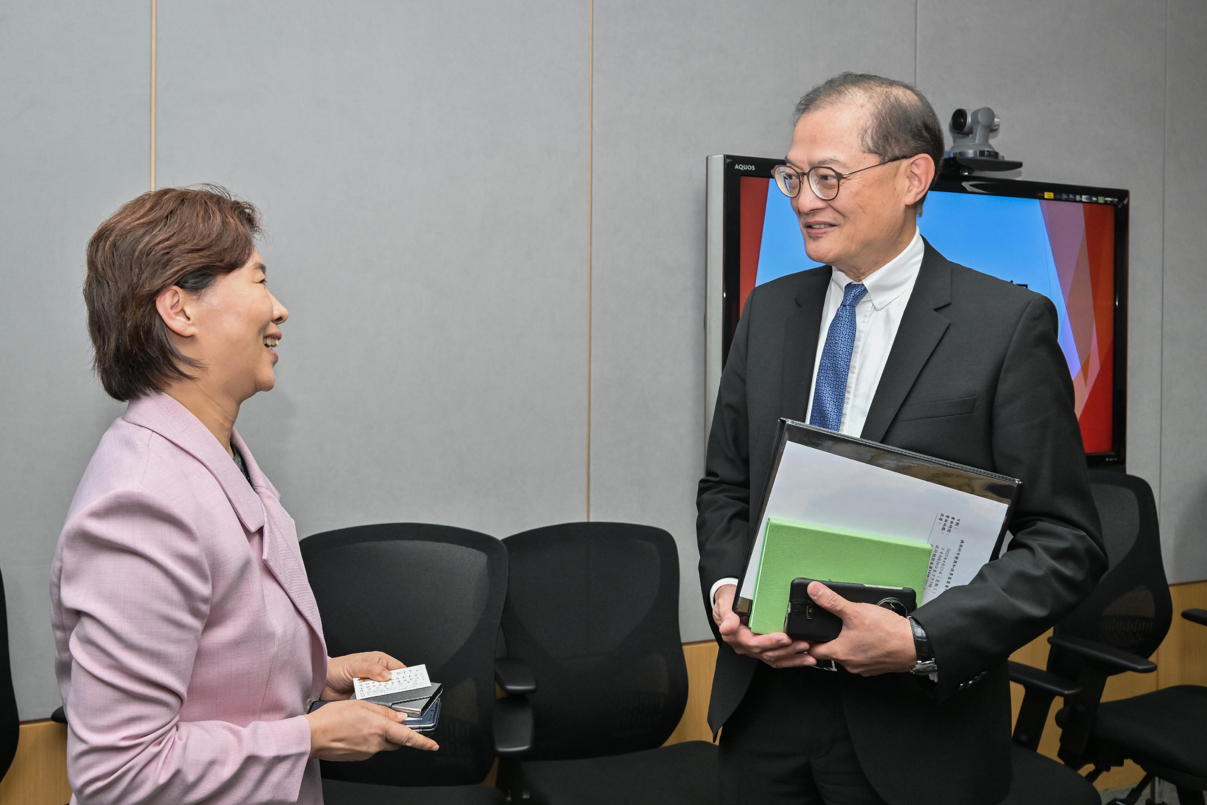 The Secretary for Health, Professor Lo Chung-mau (right), meets with the Director of the Development and Reform Commission of Shenzhen Municipality, Dr Guo Ziping (left), today (April 23) to have an in-depth exchange on areas such as the development of Chinese and Western medicine and medical devices in the two places.