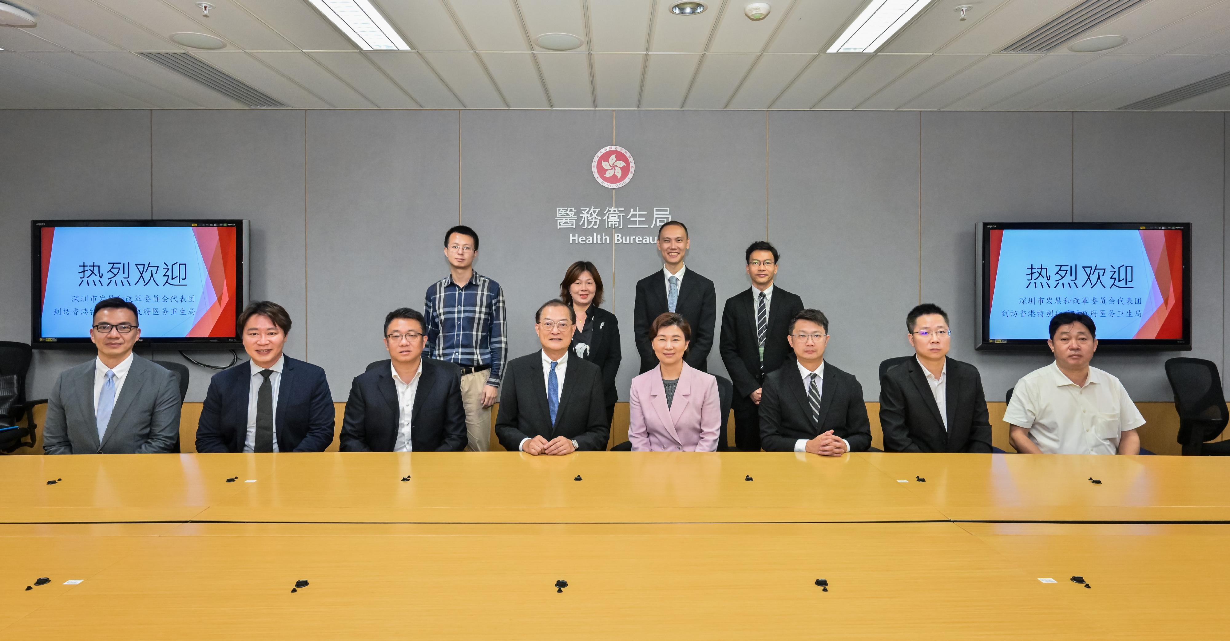 The Secretary for Health, Professor Lo Chung-mau, met with the Director of the Development and Reform Commission of Shenzhen Municipality, Dr Guo Ziping, today (April 23) to have an in-depth exchange on areas such as the development of Chinese and Western medicine and medical devices in the two places. Photo shows Professor Lo (front row, fourth left), Dr Guo (front row, fourth right) and other attendees of the meeting.