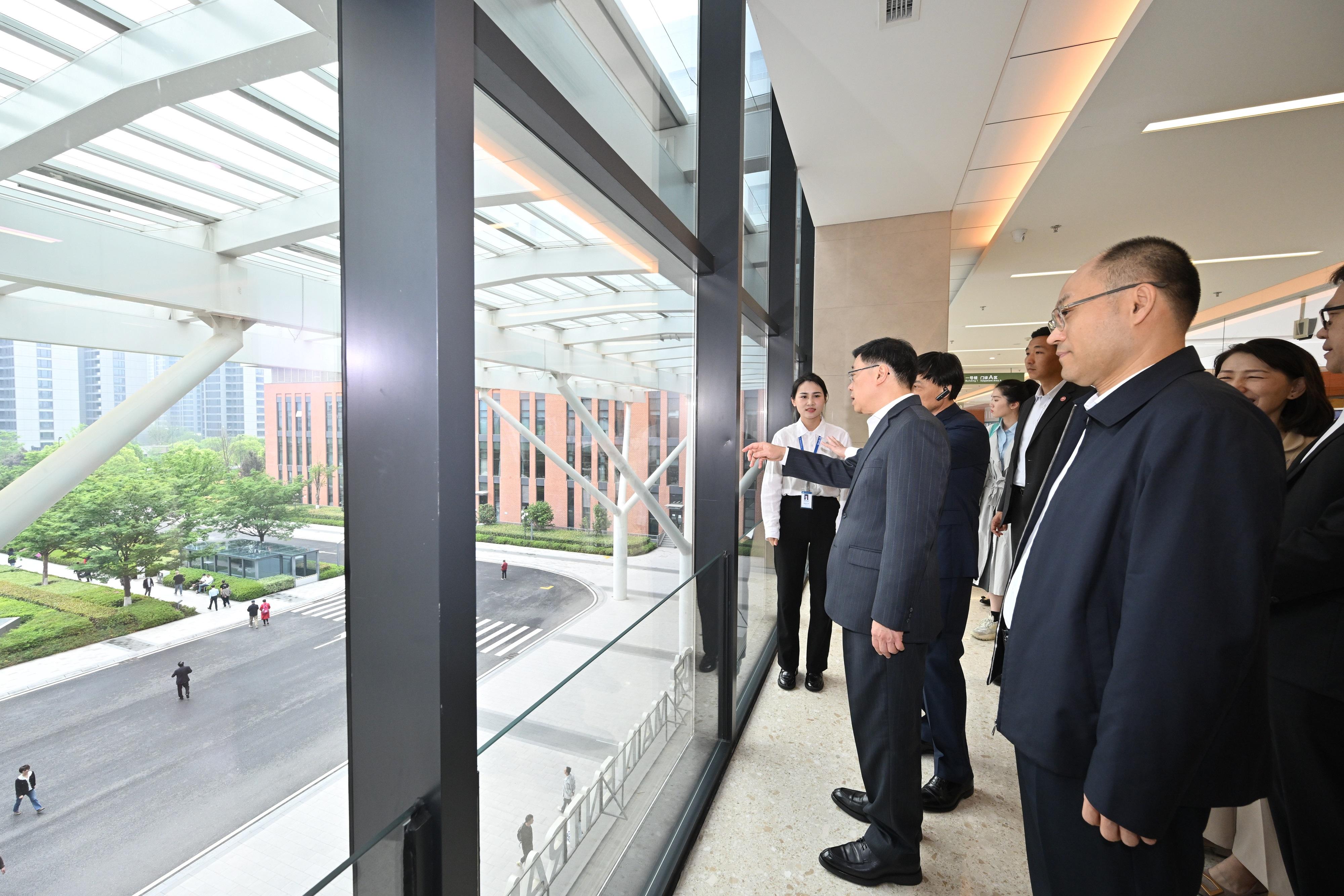 The Chief Executive, Mr John Lee, continued his visit to Hangzhou today (April 23). Photo shows Mr Lee (second right) visiting the headquarters of the First Affiliated Hospital, Zhejiang University School of Medicine.