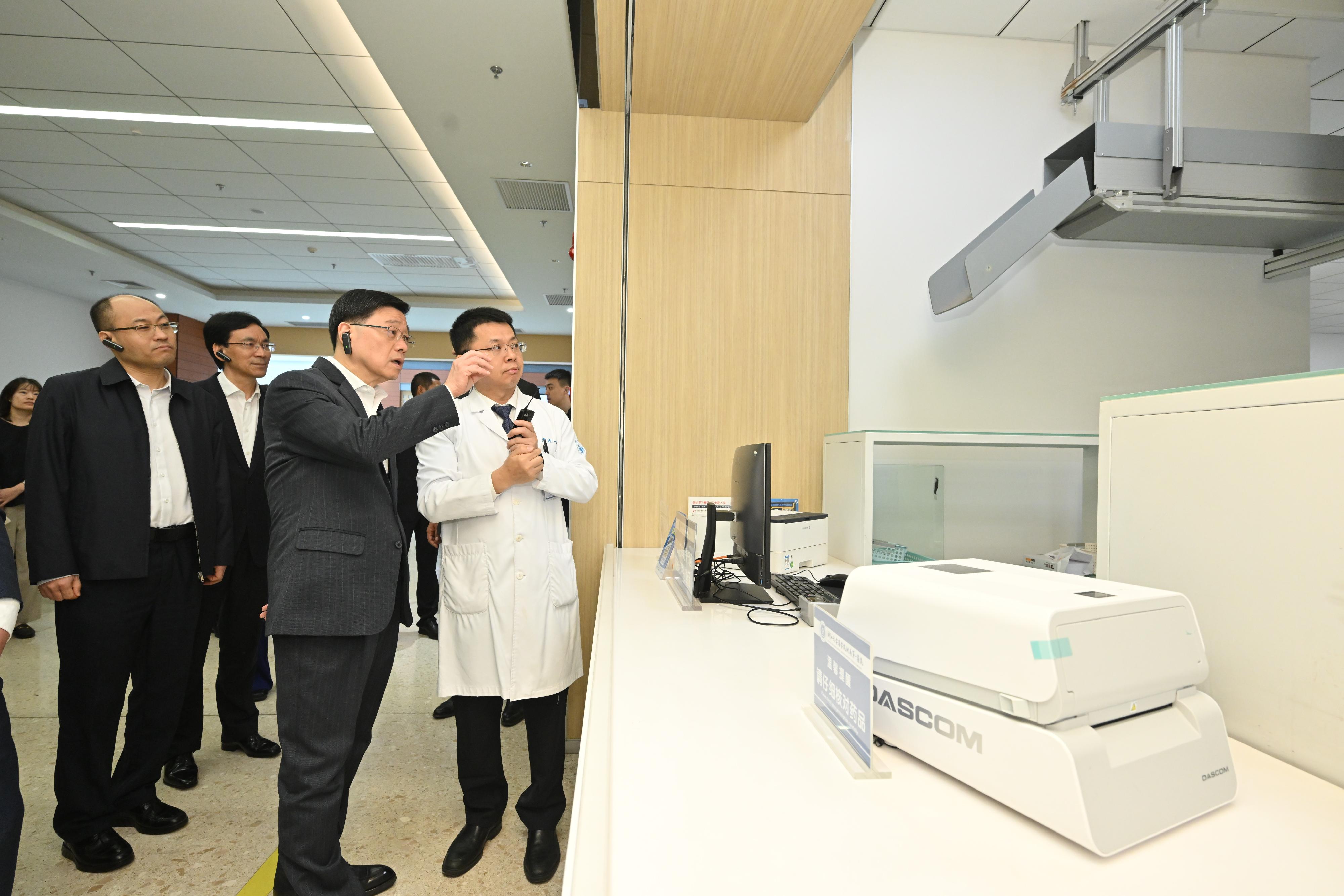 The Chief Executive, Mr John Lee, continued his visit to Hangzhou today (April 23). Photo shows Mr Lee (second right) visiting the headquarters of the First Affiliated Hospital, Zhejiang University School of Medicine.