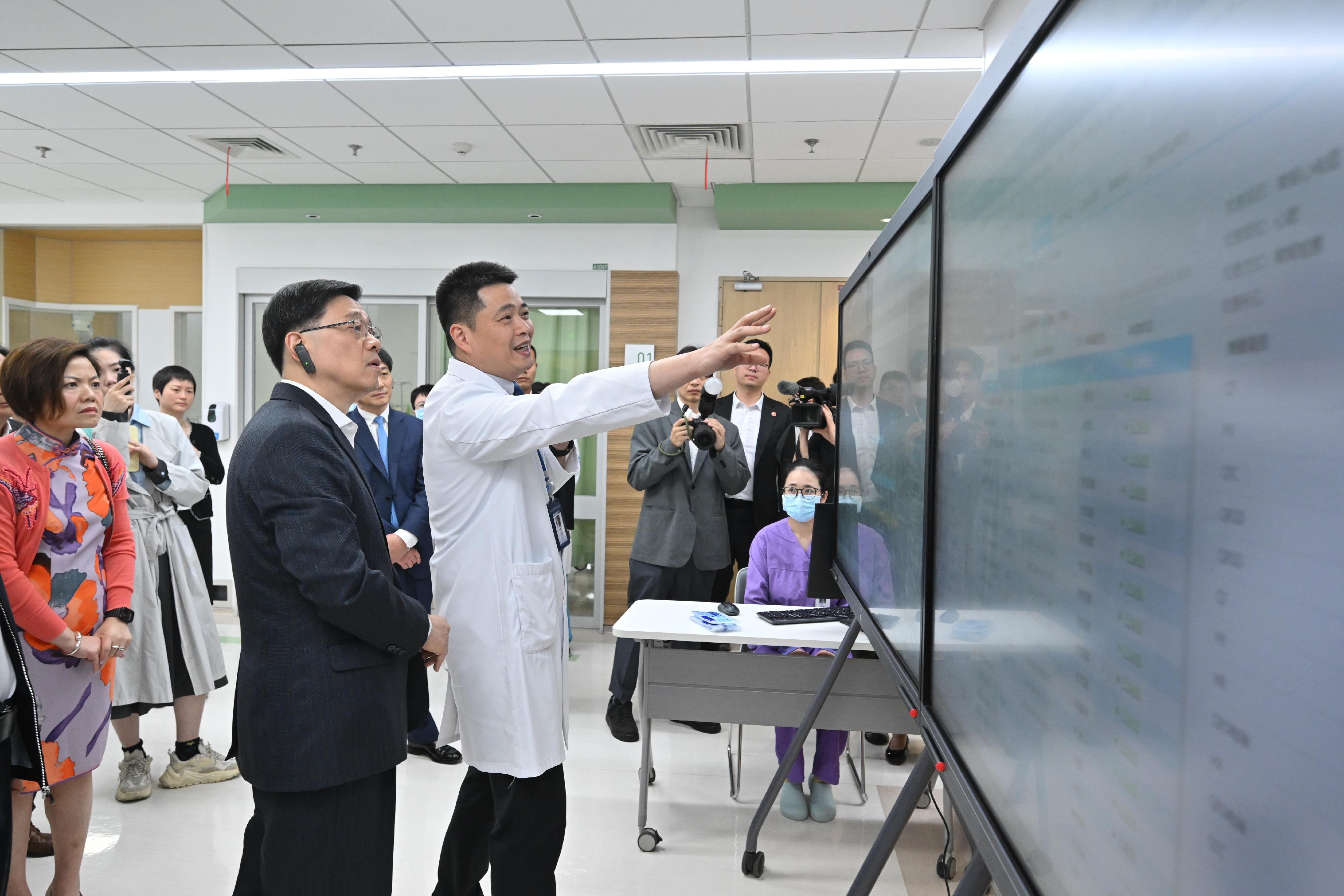 The Chief Executive, Mr John Lee, continued his visit to Hangzhou today (April 23). Photo shows Mr Lee (second left) visiting the headquarters of the First Affiliated Hospital, Zhejiang University School of Medicine.