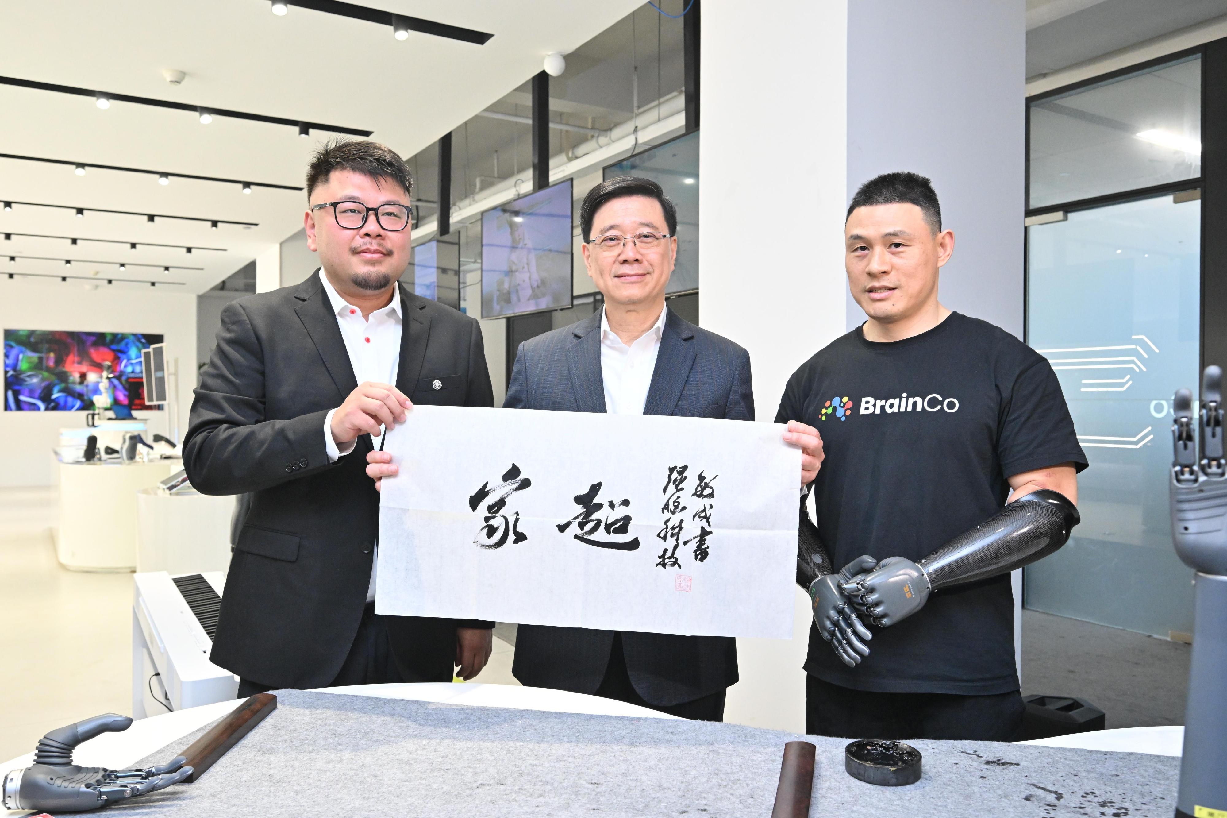 The Chief Executive, Mr John Lee, continued his visit to Hangzhou today (April 23). Photo shows Mr Lee (centre) visiting BrainCo.