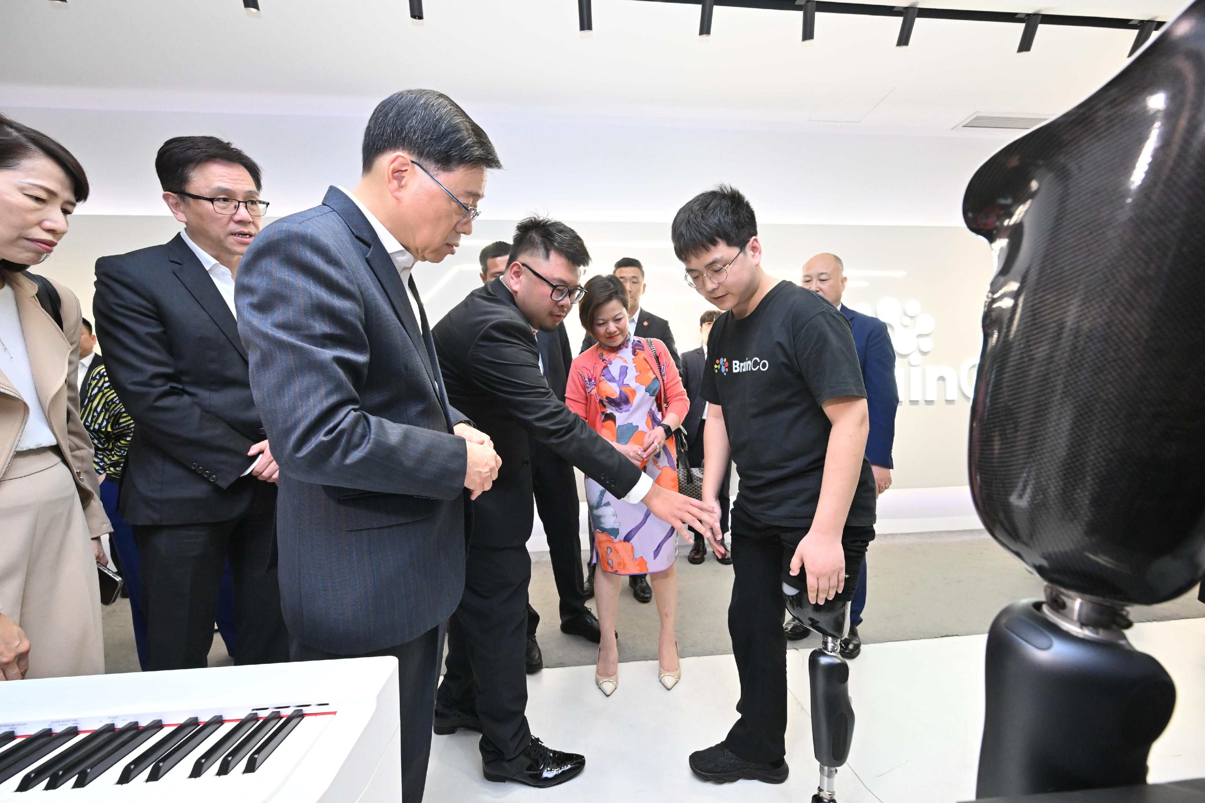 The Chief Executive, Mr John Lee, continued his visit to Hangzhou today (April 23). Photo shows Mr Lee (third left) visiting BrainCo.