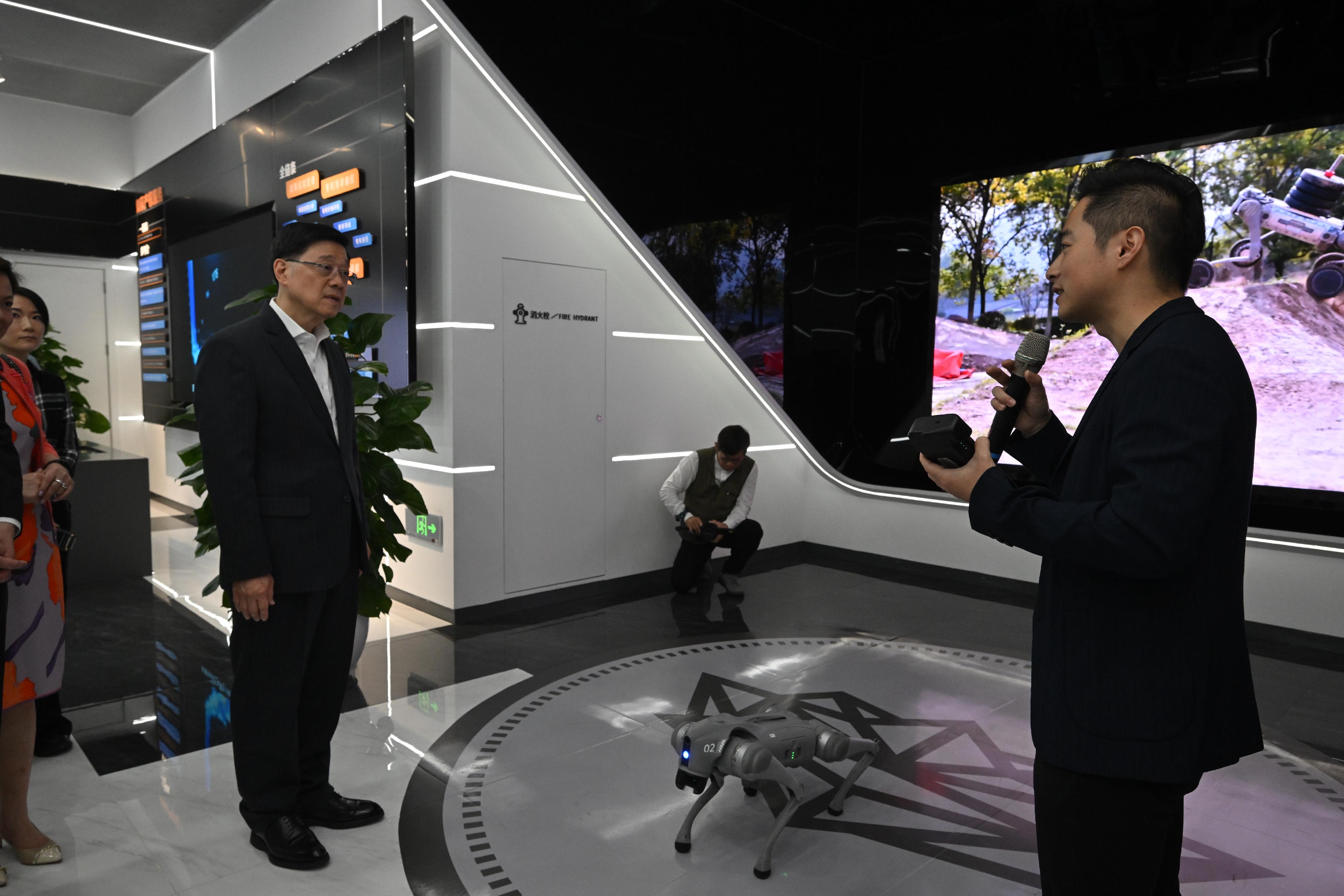 The Chief Executive, Mr John Lee, continued his visit to Hangzhou today (April 23). Photo shows Mr Lee (left) visiting the Hangzhou Future Sci-Tech City Urban Exhibition Center and the exhibition of Hangzhou Yushu Technology Co Ltd.
