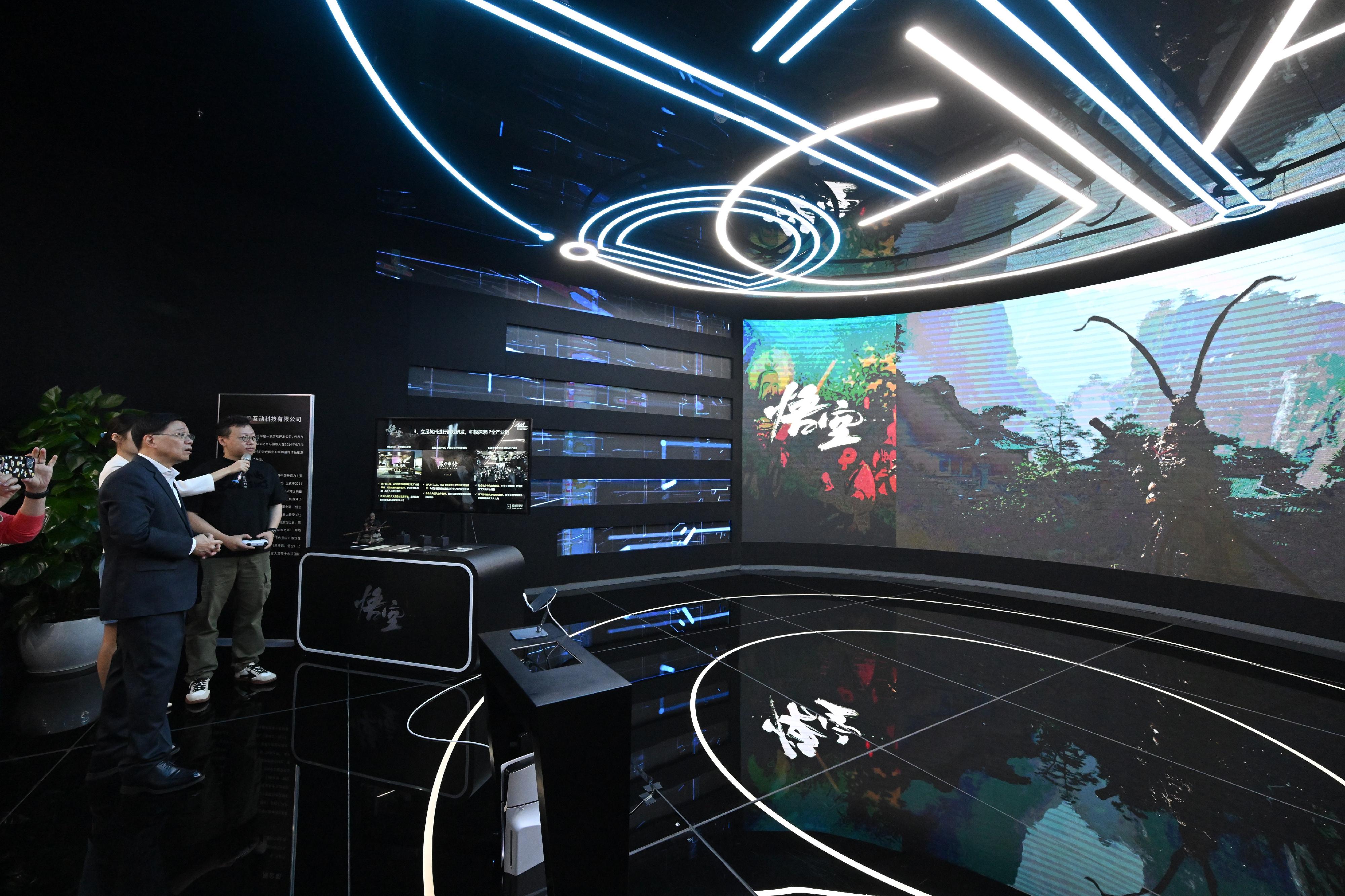 The Chief Executive, Mr John Lee, continued his visit to Hangzhou today (April 23). Photo shows Mr Lee (left) visiting the Hangzhou Future Sci-Tech City Urban Exhibition Center and the exhibition of Hangzhou Youke Interactive Technology Co Ltd.
