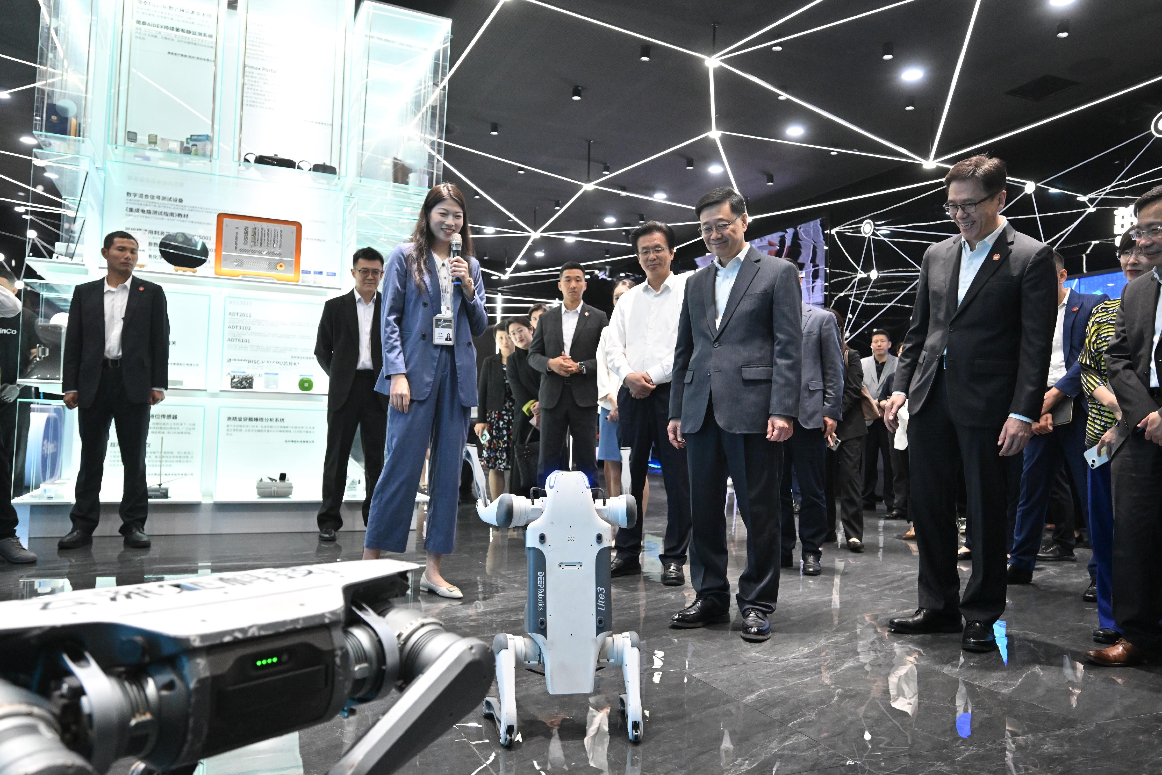 The Chief Executive, Mr John Lee, continued his visit to Hangzhou today (April 23). Photo shows Mr Lee (third right) visiting the Hangzhou Future Sci-Tech City Urban Exhibition Center and the exhibition of Deep Robotics.