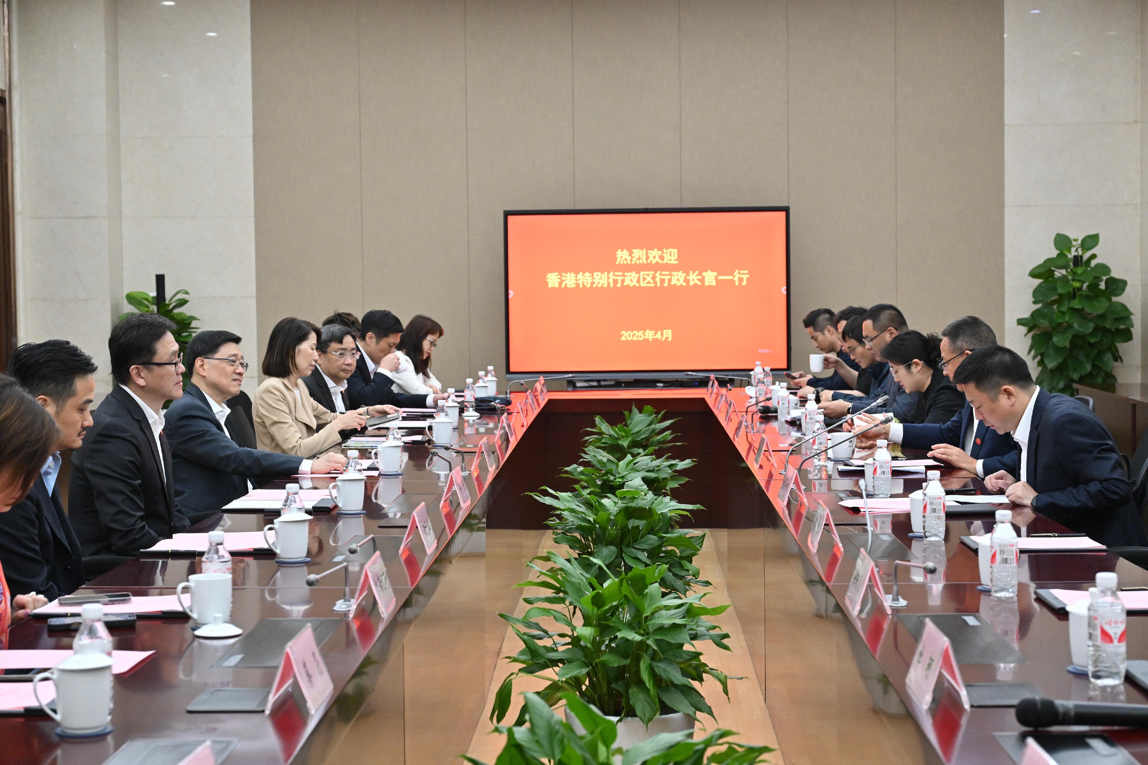 The Chief Executive, Mr John Lee, continued his visit to Hangzhou today (April 23). Photo shows Mr Lee (fourth left) meeting with representatives from Hangzhou's "Six Little Dragons" innovation and technology enterprises while visiting the Hangzhou Future Sci-Tech City Urban Exhibition Hall.
