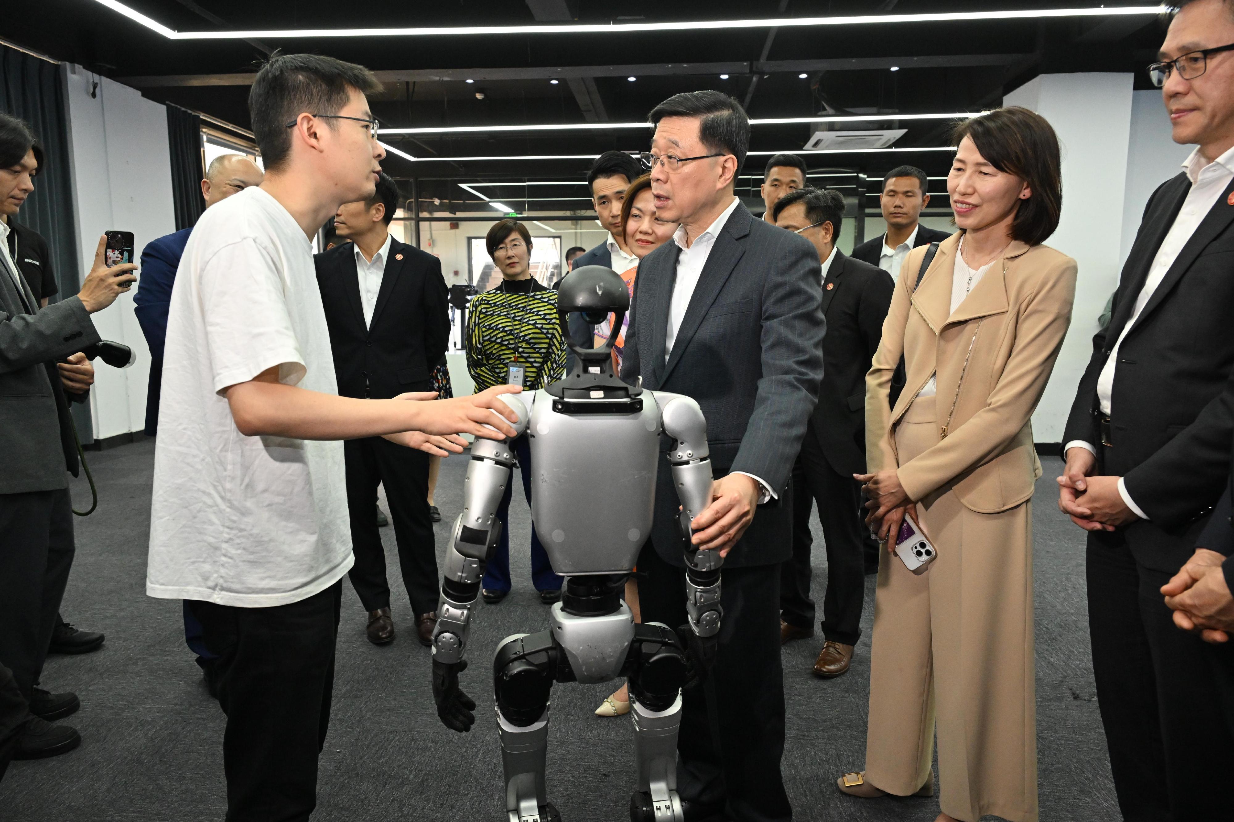 The Chief Executive, Mr John Lee, continued his visit to Hangzhou today (April 23). Photo shows Mr Lee (third right) visiting Hangzhou Yushu Technology Co Ltd.
