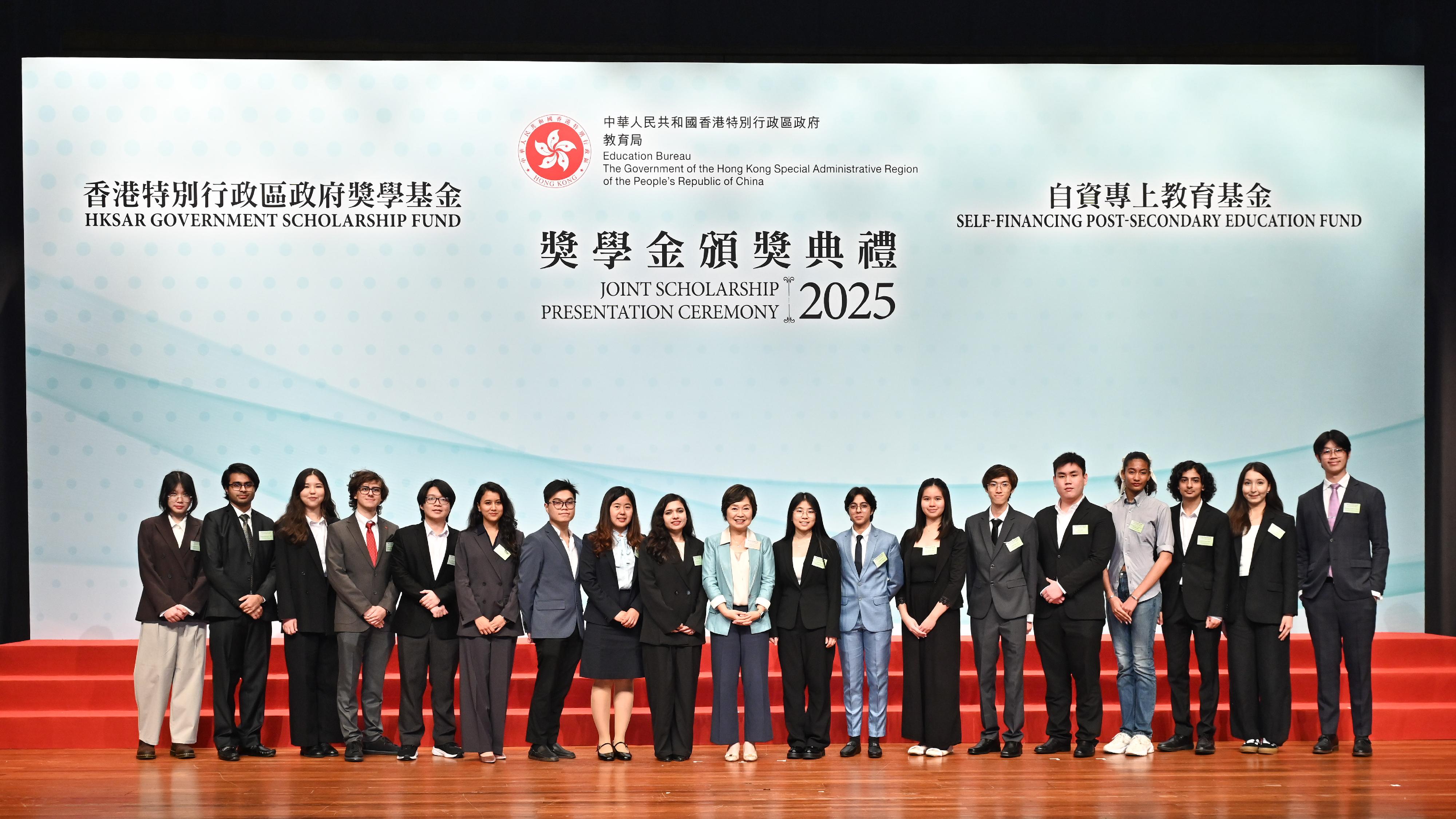 The Education Bureau held the HKSAR Government Scholarship Fund and Self-financing Post-secondary Education Fund Joint Scholarship Presentation Ceremony today (April 24). Photo shows the Secretary for Education, Dr Choi Yuk-lin (centre), with students awarded Belt and Road Scholarship under the Targeted Scholarship Scheme of the HKSAR Government Scholarship Fund.