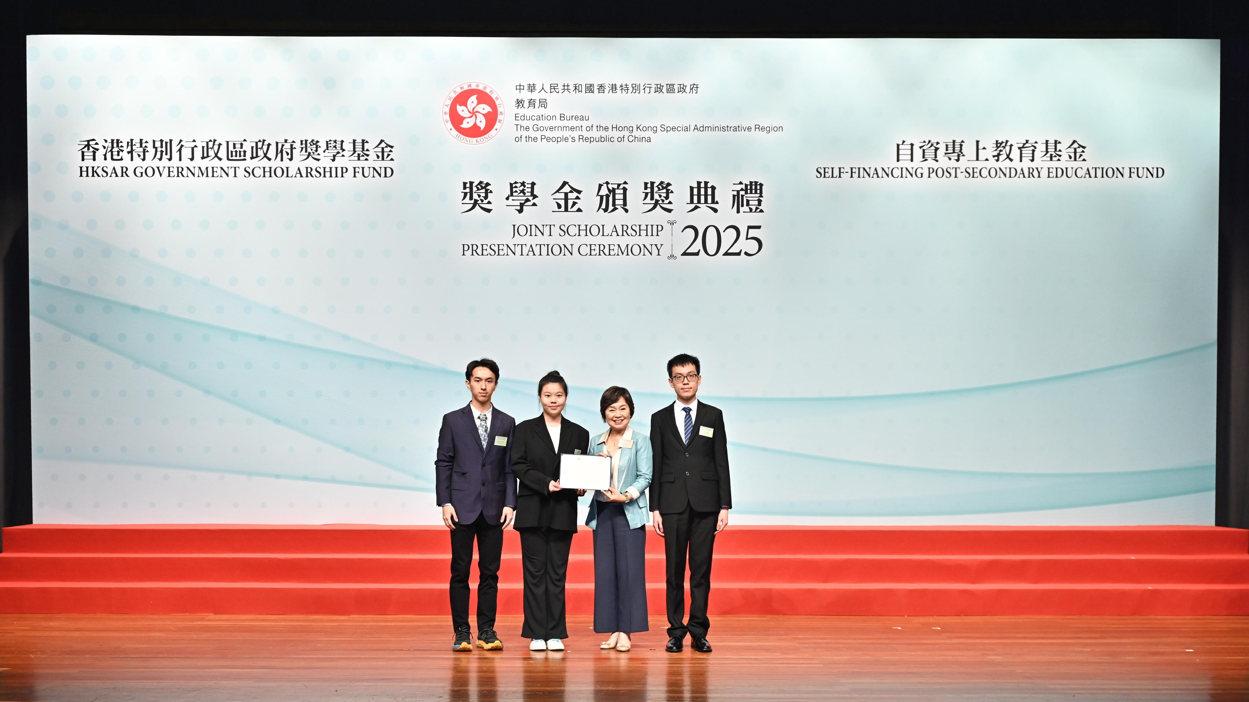 The Education Bureau held the HKSAR Government Scholarship Fund and Self-financing Post-secondary Education Fund Joint Scholarship Presentation Ceremony today (April 24). Photo shows the Secretary for Education, Dr Choi Yuk-lin (second right), presenting a certificate to students who are awarded scholarships under the HKSAR Government Scholarship Fund.