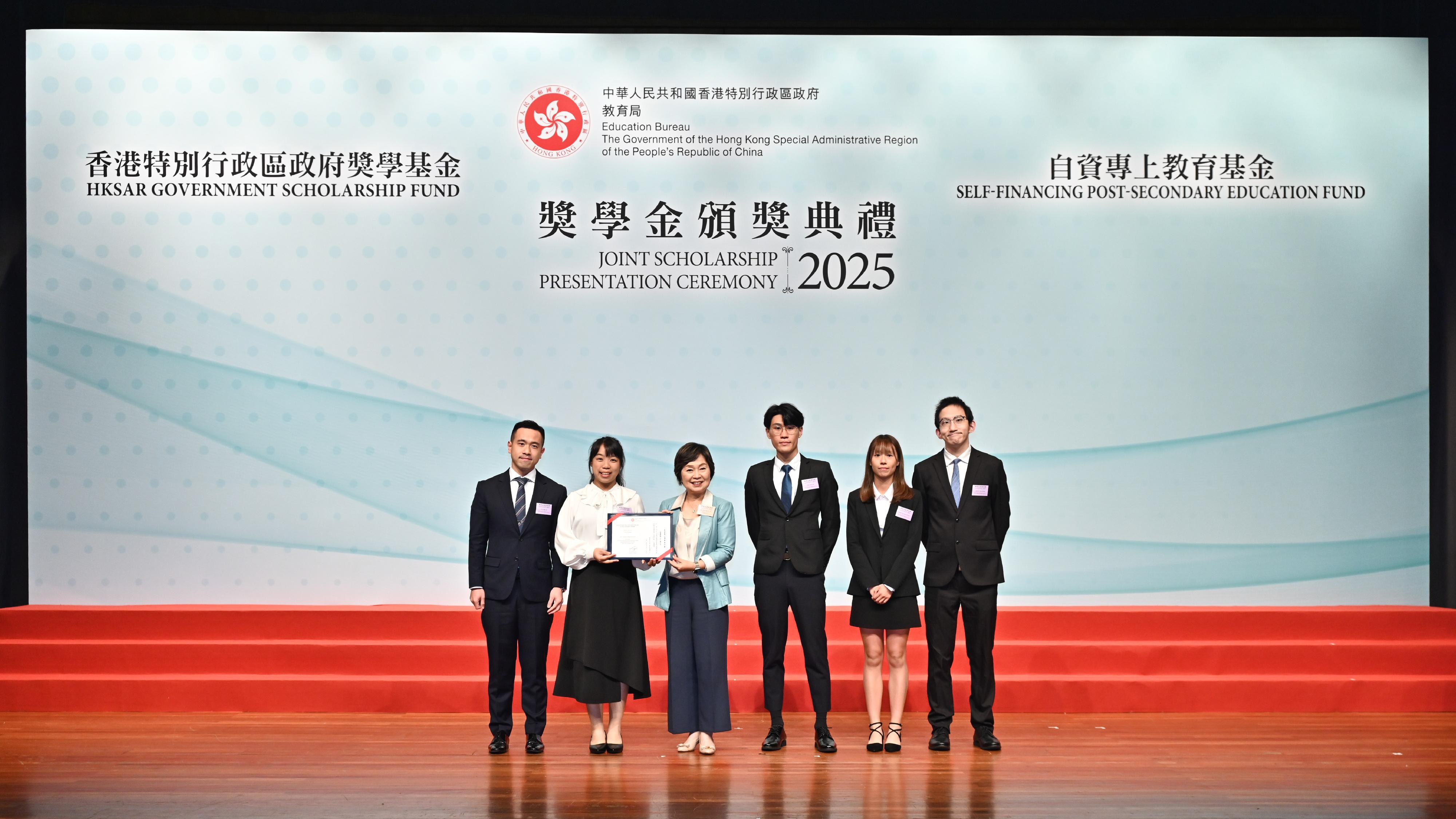 The Education Bureau held the HKSAR Government Scholarship Fund and Self-financing Post-secondary Education Fund Joint Scholarship Presentation Ceremony today (April 24). Photo shows the Secretary for Education, Dr Choi Yuk-lin (third left), presenting a certificate to students who are awarded scholarships under the Self-financing Post-secondary Education Fund.