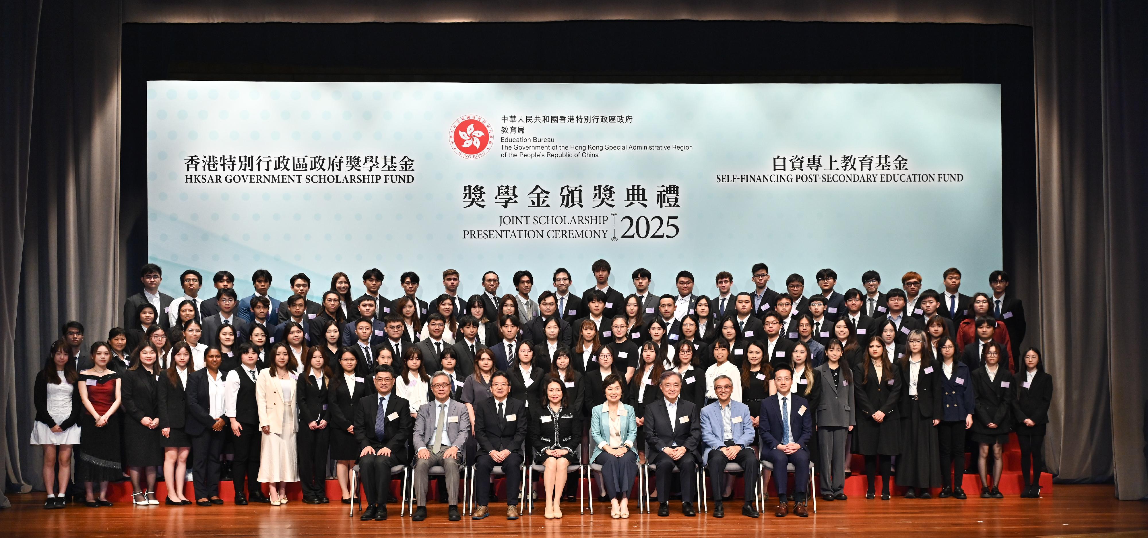 The Education Bureau held the HKSAR Government Scholarship Fund and Self-financing Post-secondary Education Fund Joint Scholarship Presentation Ceremony today (April 24). Photo shows the Secretary for Education, Dr Choi Yuk-lin (front row, fourth right), and other guests with students who are awarded scholarships under the Self-financing Post-secondary Education Fund.