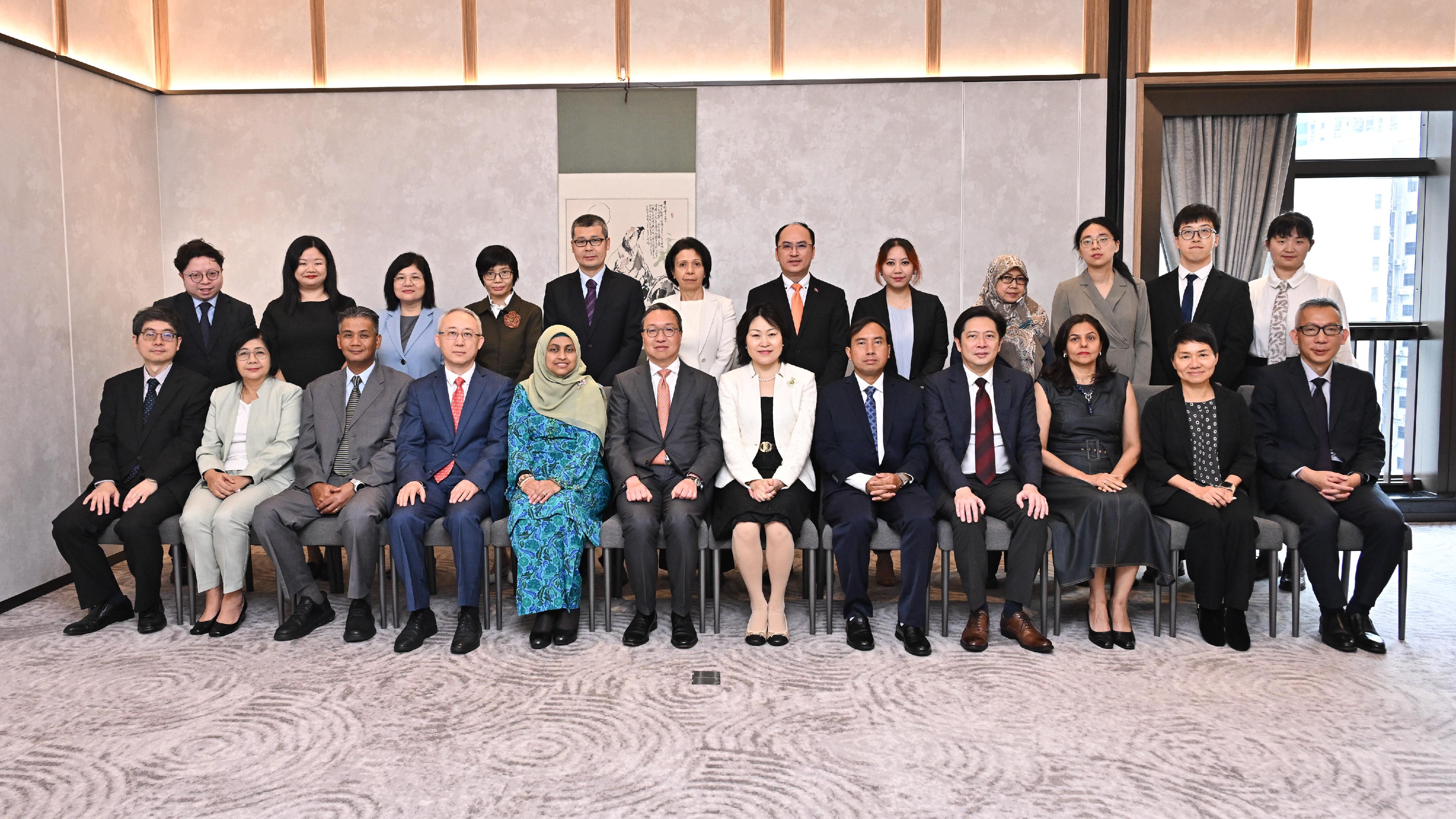 署理行政長官林定國資深大律師（第一排左六）今日（四月二十四日）與到訪香港的中國—東盟聯合合作委員會代表團成員會面。
