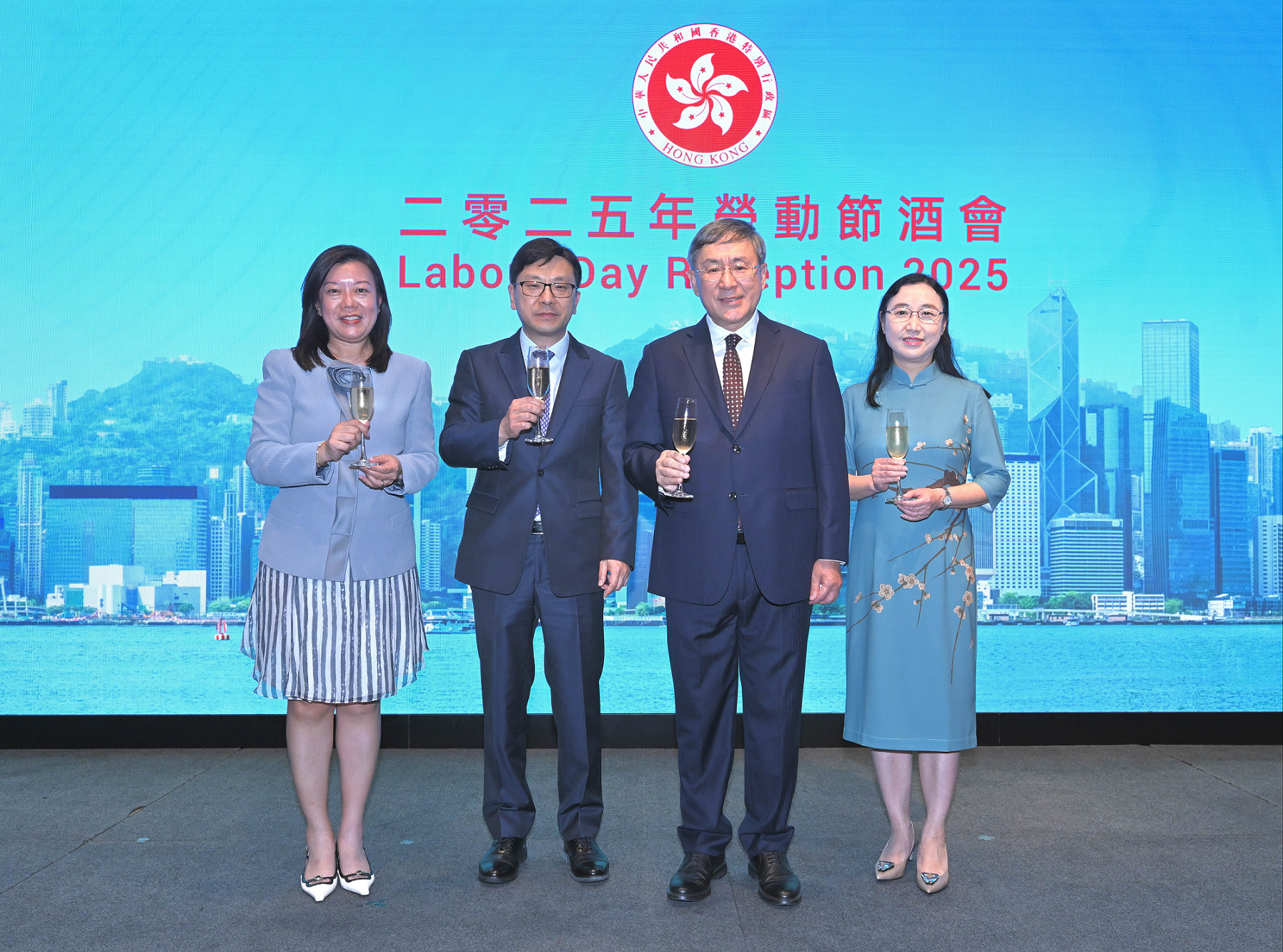 署理政務司司長卓永興今日（四月二十四日）出席二零二五年勞動節酒會。圖示（右起）勞工及福利局常任秘書長劉焱、卓永興、勞工及福利局局長孫玉菡和勞工處處長陳穎韶在酒會祝酒。