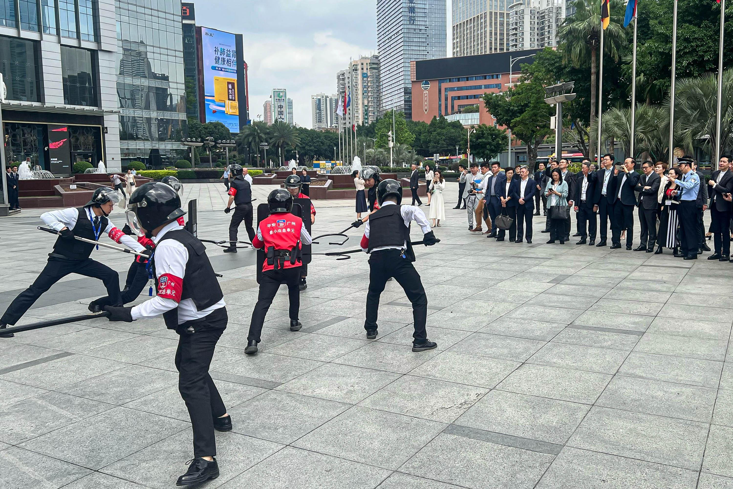 立法會保安事務委員會今日（四月二十四日）到廣州進行職務考察。議員參觀廣州市天河區天河城商圈最小應急單元演練。
