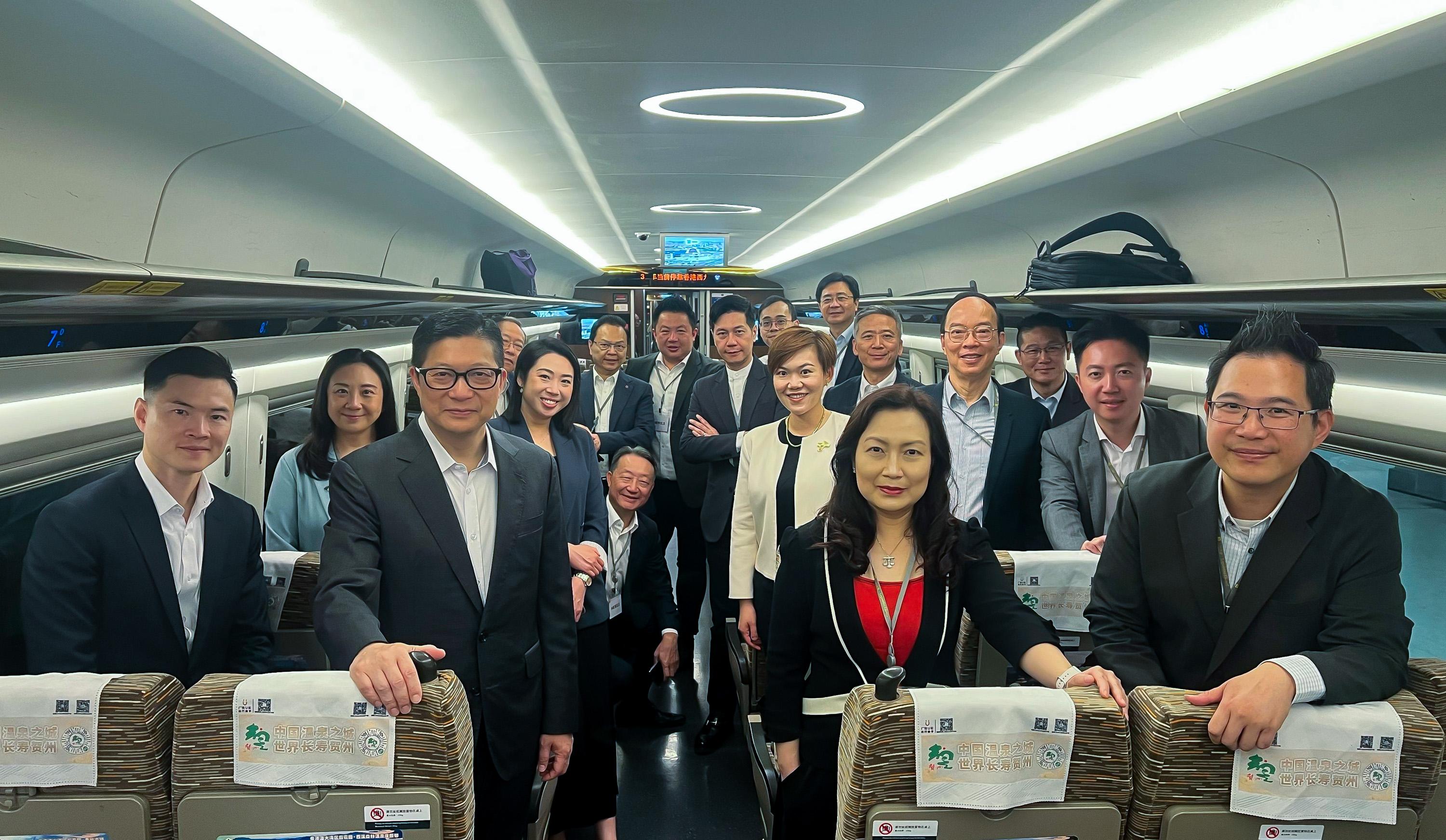 The Legislative Council (LegCo) Panel on Security conducted a duty visit to Guangzhou today (April 24). The Chairman of the Panel on Security and the leader of the delegation, Ms Carmen Kan (front row, second right), the Deputy Chairman of the Panel, Mr Yang Wing-kit (front row, first right), other LegCo Members, the Secretary for Security, Mr Tang Ping-keung (front row, second left) and other government officials pose for a group photo during departure.

