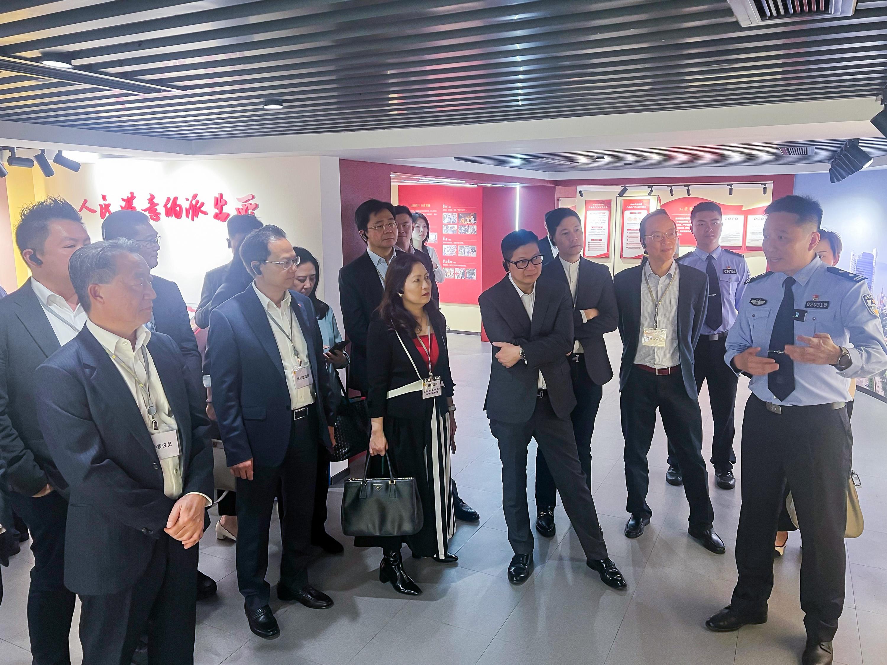The Legislative Council (LegCo) Panel on Security conducted a duty visit to Guangzhou today (April 24). LegCo Members visit the Huale Police Station of the Guangzhou Municipal Public Security Bureau.
