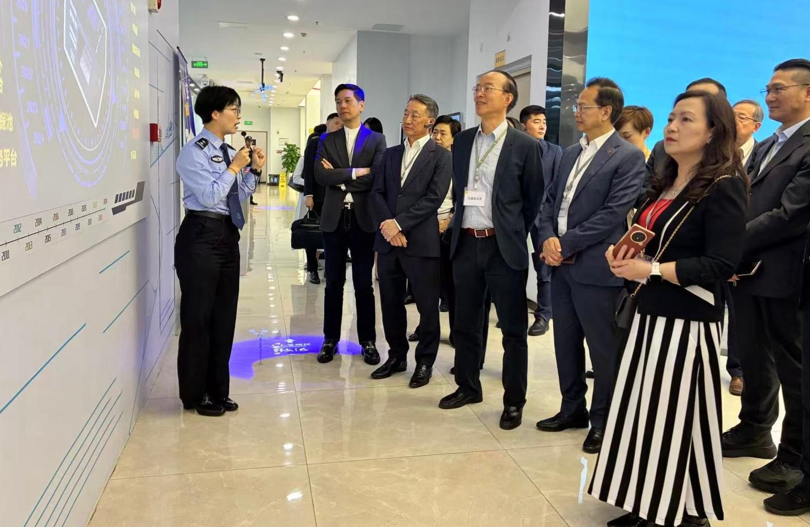 The Legislative Council (LegCo) Panel on Security conducted a duty visit to Guangzhou today (April 24). LegCo Members tour the integrated service hall of the Guangzhou Municipal Public Security Bureau.
