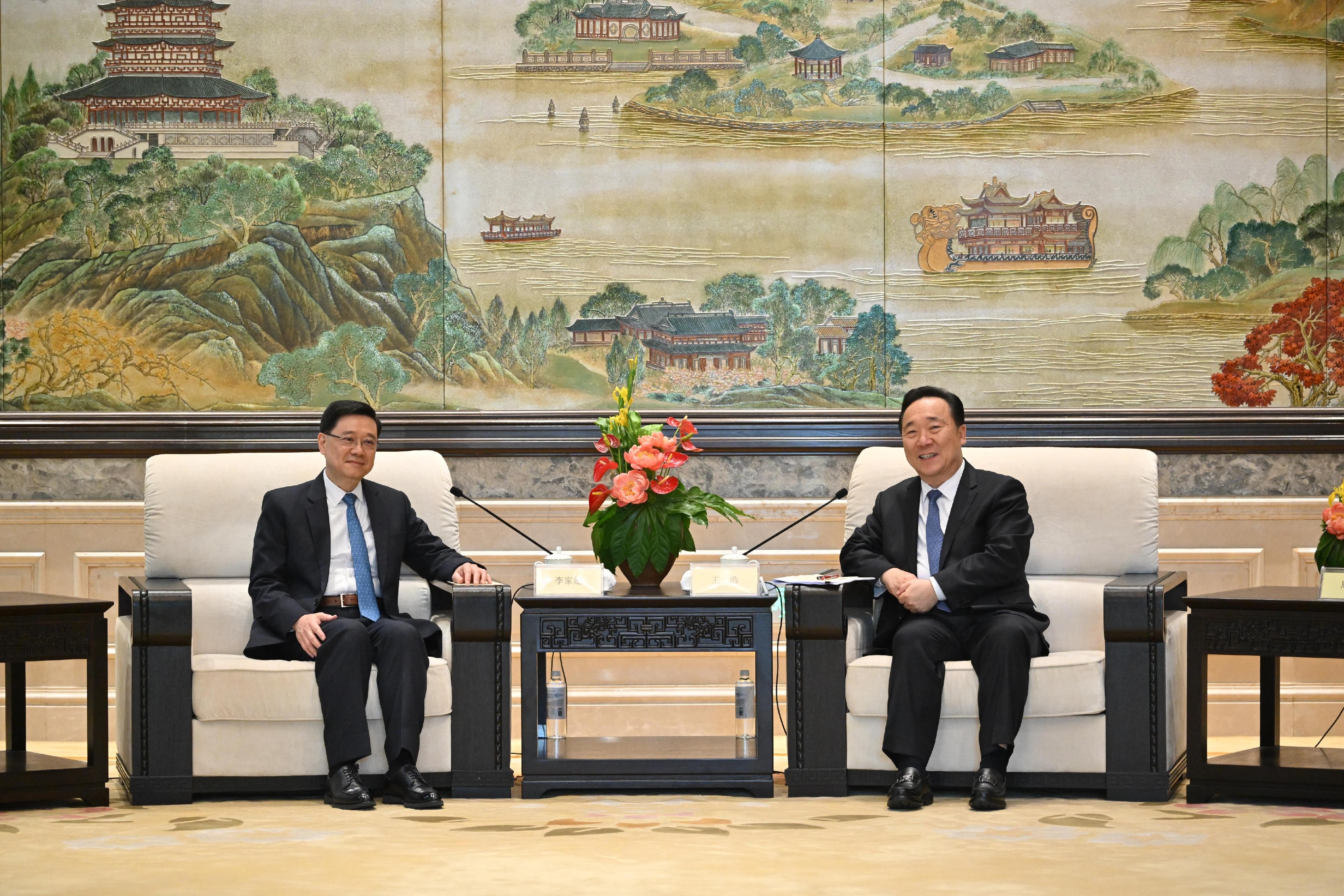 The Chief Executive, Mr John Lee, continued his visit to Hangzhou today (April 24). Photo shows Mr Lee (left) meeting with the Secretary of the CPC Zhejiang Provincial Committee, Mr Wang Hao (right).