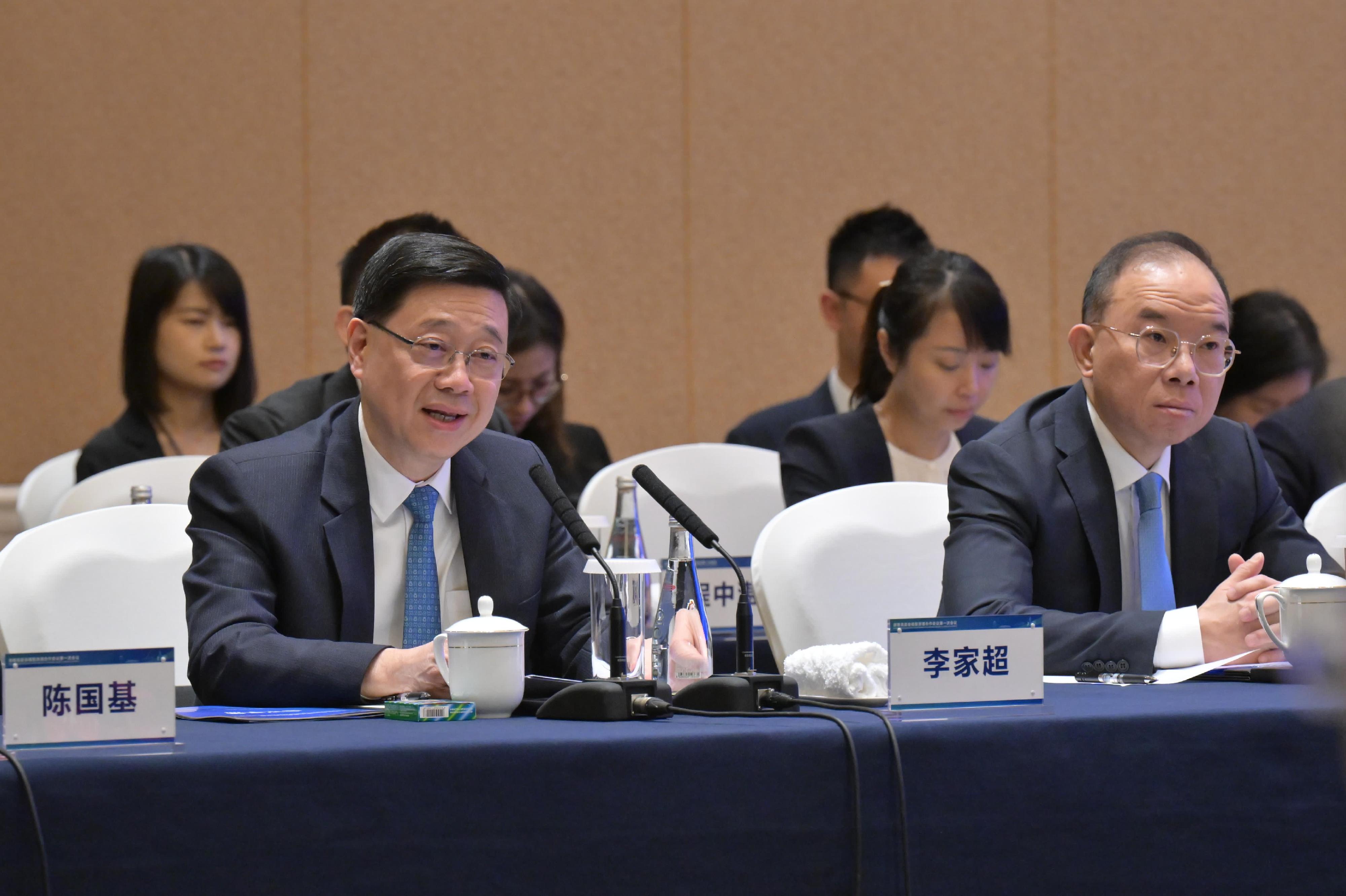The Chief Executive, Mr John Lee (left), speaks at the High-Level Meeting cum the First Plenary Session of the Hong Kong/Zhejiang Co-operation Conference in Hangzhou today (April 24).
