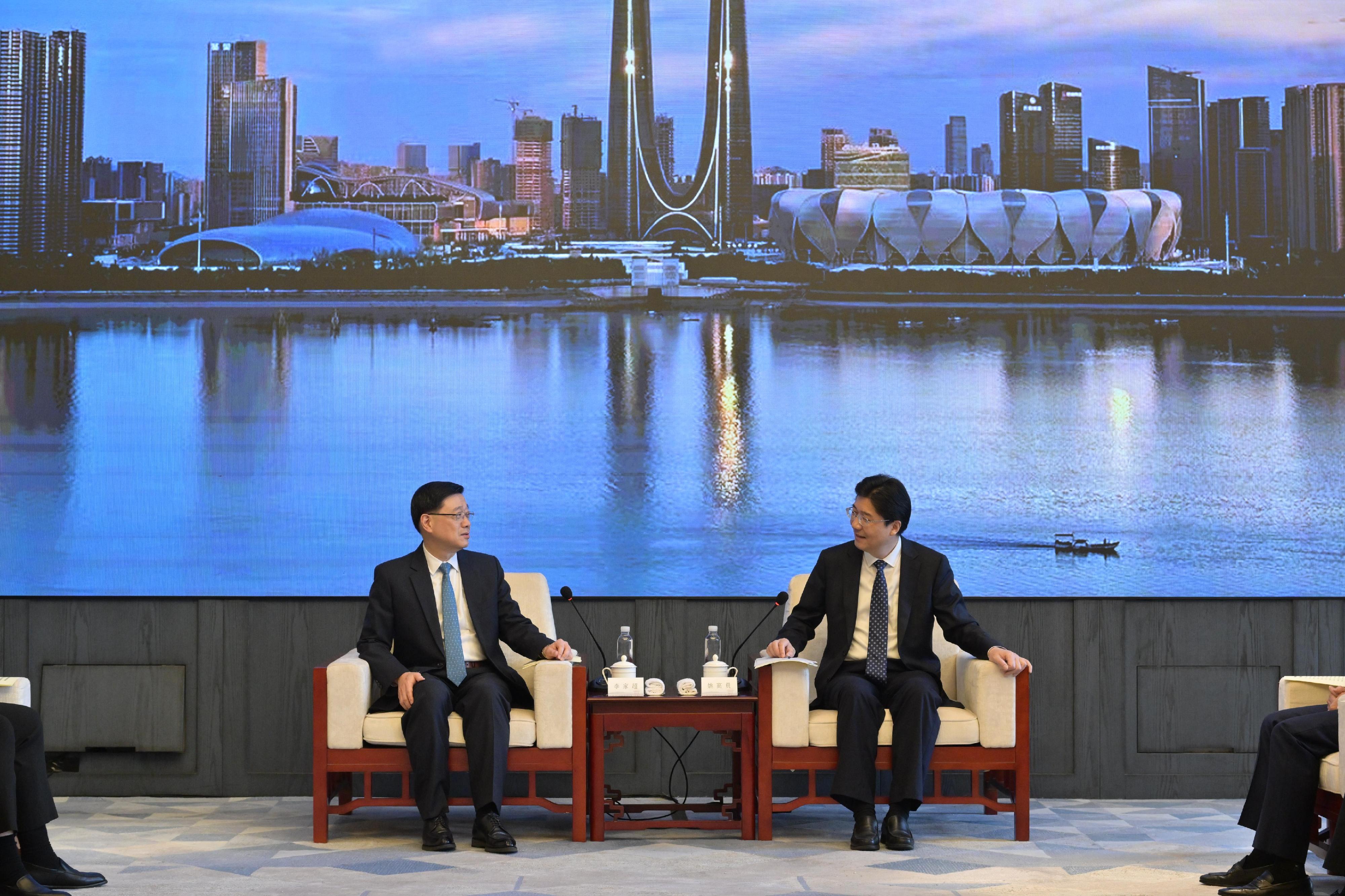 The Chief Executive, Mr John Lee, continued his visit to Hangzhou today (April 24). Photo shows Mr Lee (left) meeting with the Mayor of the Hangzhou Municipal People's Government, Mr Yao Gaoyuan (right).