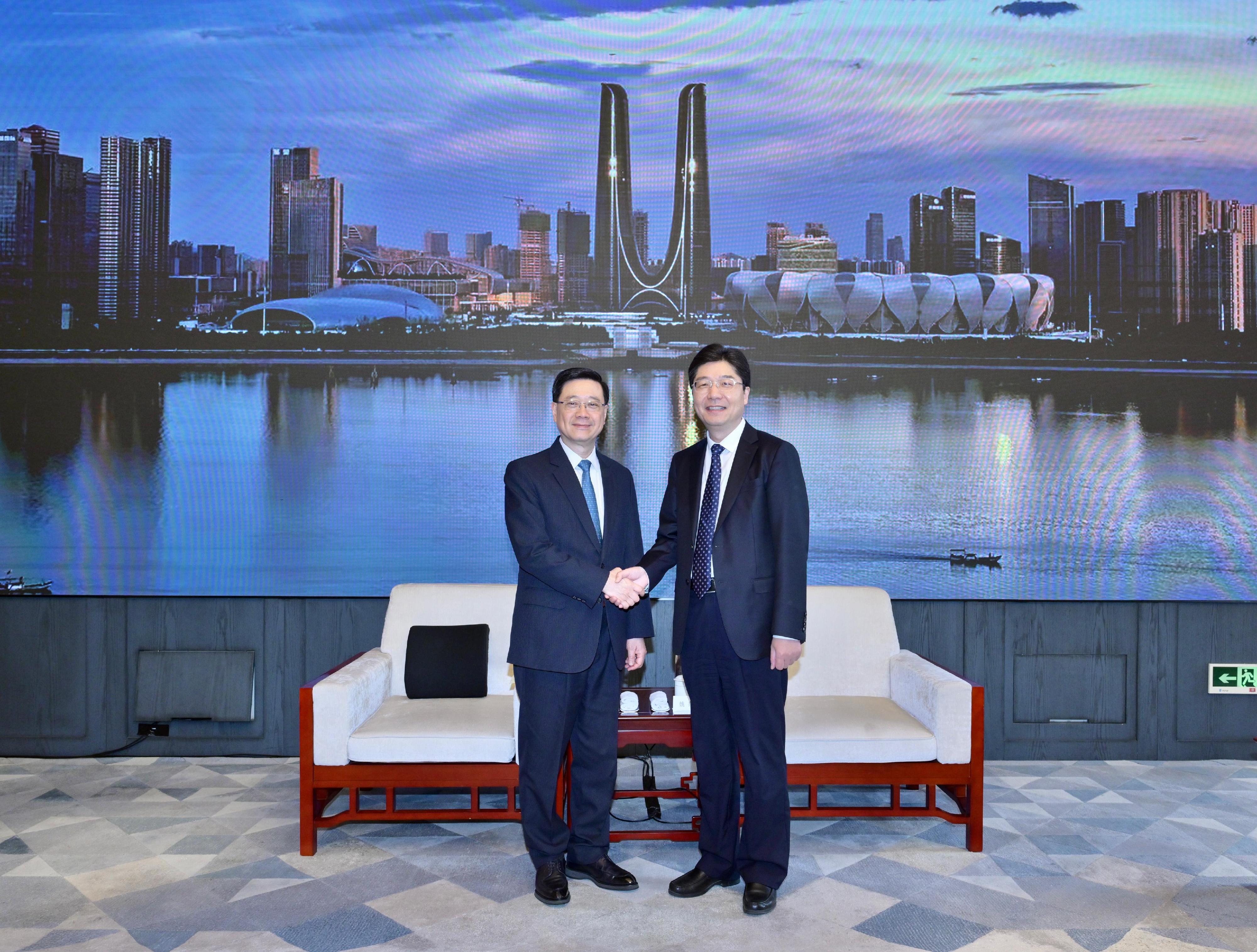 The Chief Executive, Mr John Lee, continued his visit to Hangzhou today (April 24). Photo shows Mr Lee (left) meeting with the Mayor of the Hangzhou Municipal People's Government, Mr Yao Gaoyuan (right).