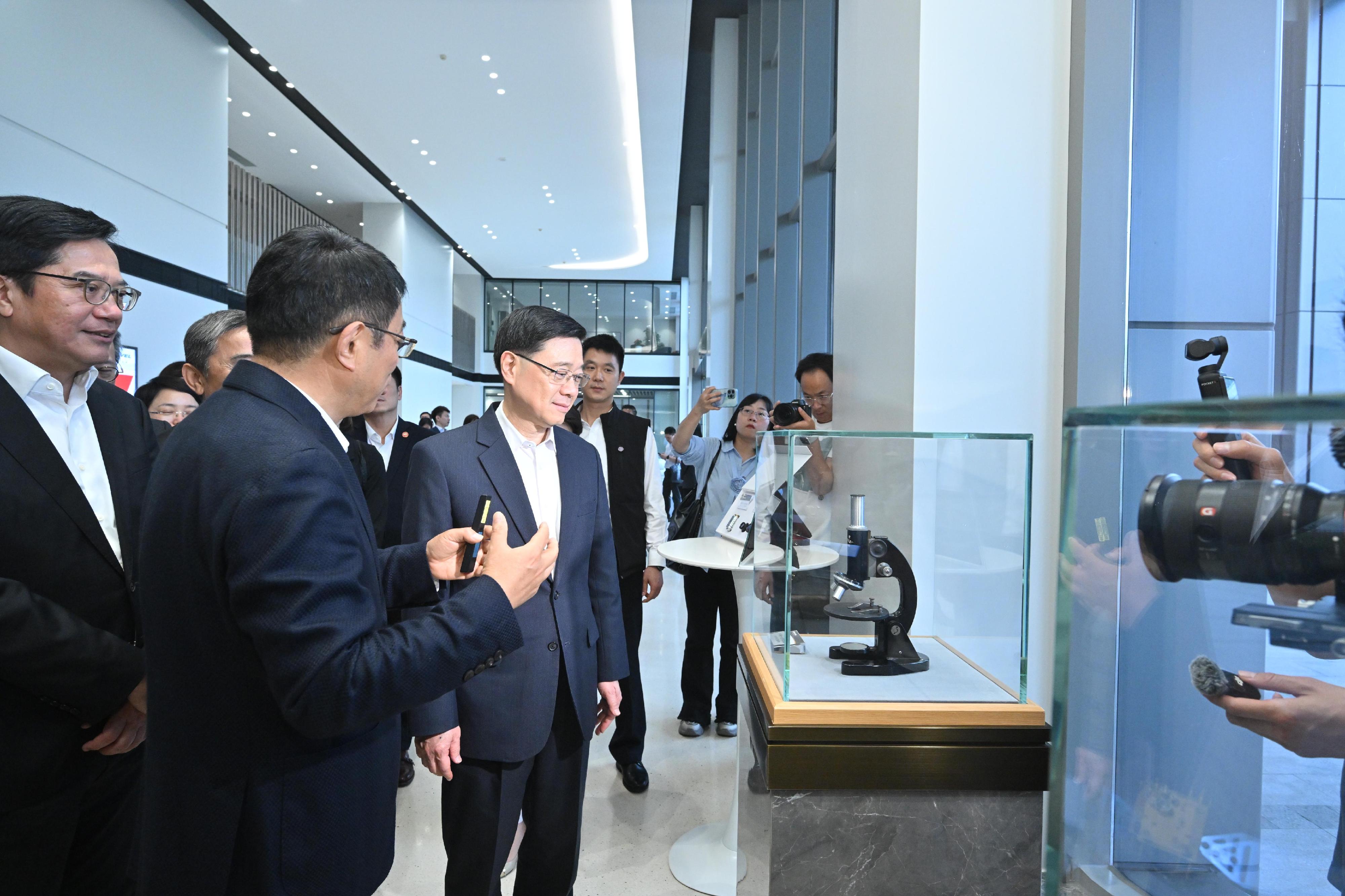 The Chief Executive, Mr John Lee, arrived in Ningbo this afternoon (April 24). Photo shows Mr Lee (third left) visiting Ningbo Yongxin Optics Co Ltd.