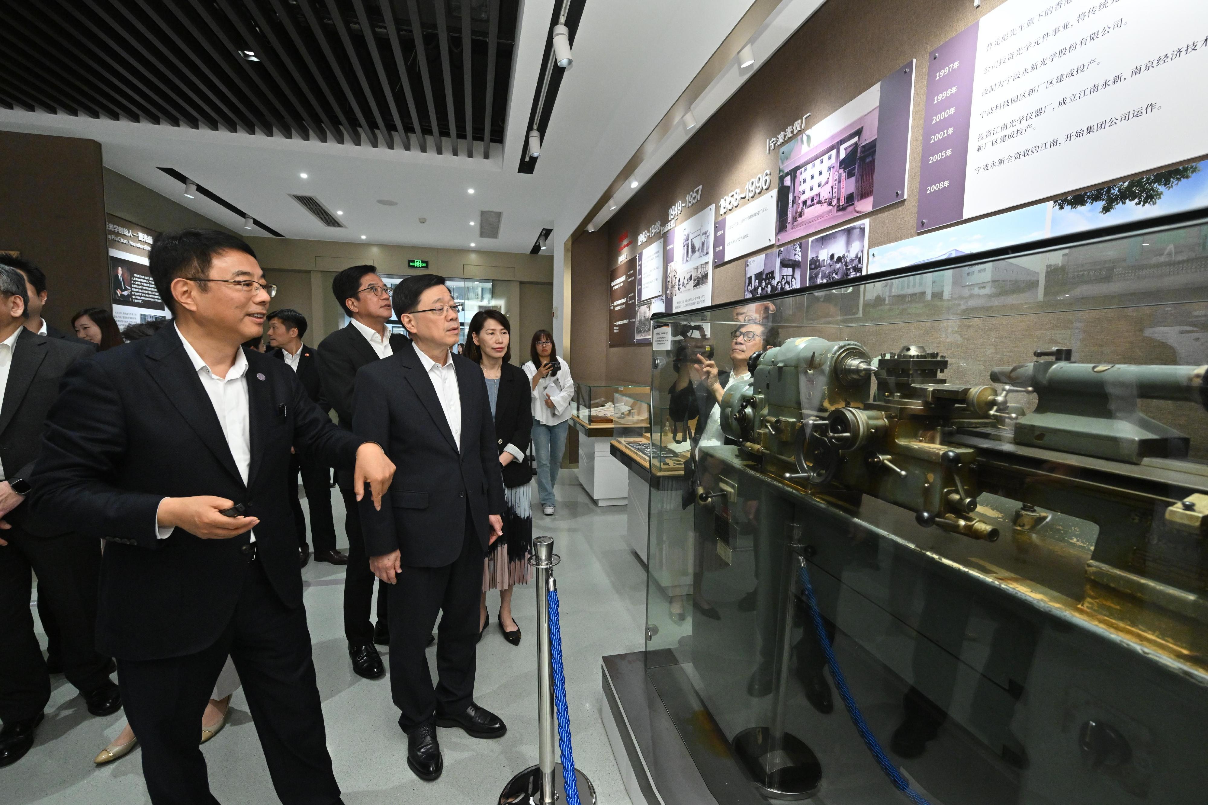 The Chief Executive, Mr John Lee, arrived in Ningbo this afternoon (April 24). Photo shows Mr Lee (second left) visiting Ningbo Yongxin Optics Co Ltd.