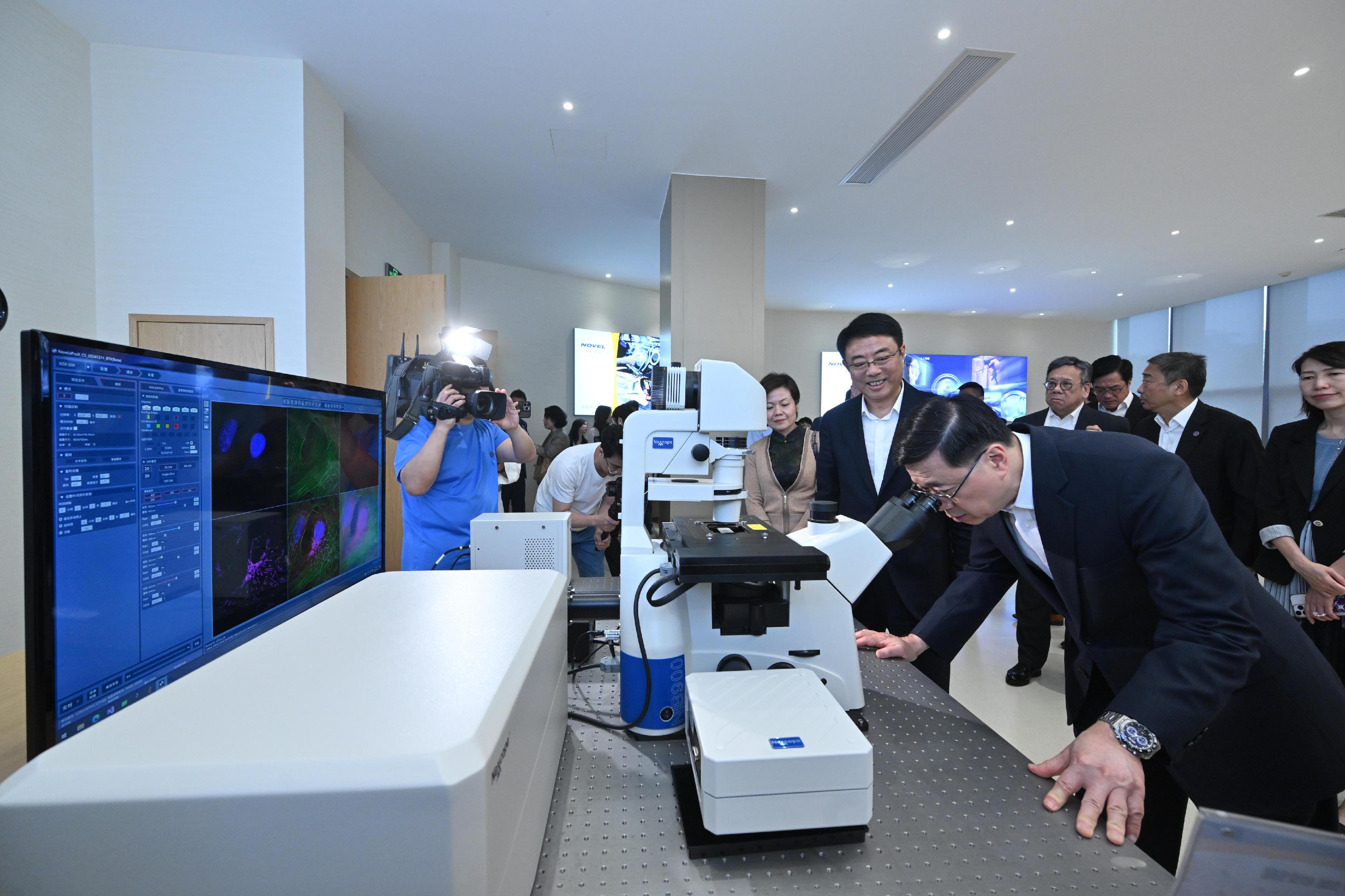 The Chief Executive, Mr John Lee, arrived in Ningbo this afternoon (April 24). Photo shows Mr Lee (first right) visiting Ningbo Yongxin Optics Co Ltd.
