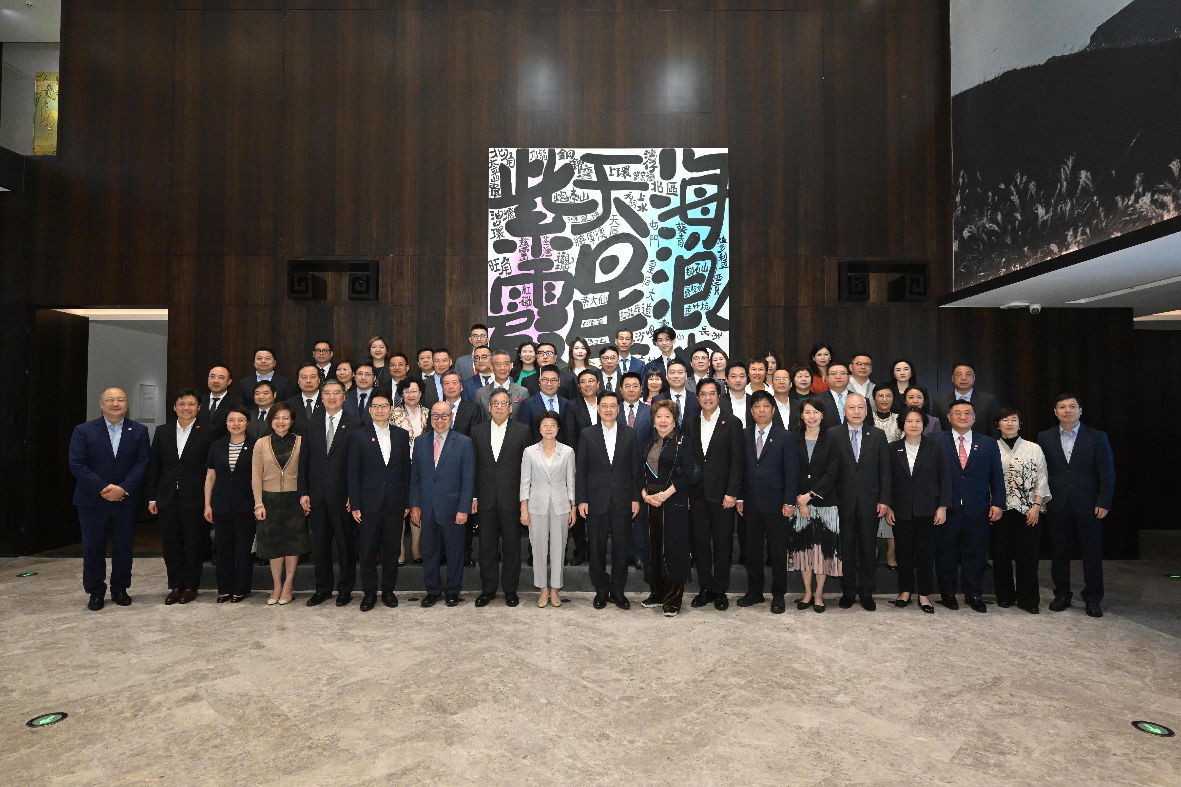 The Chief Executive, Mr John Lee, arrived in Ningbo this afternoon (April 24). Photo shows Mr Lee (front row, centre) meeting with entrepreneurs of Ningbo descent.
