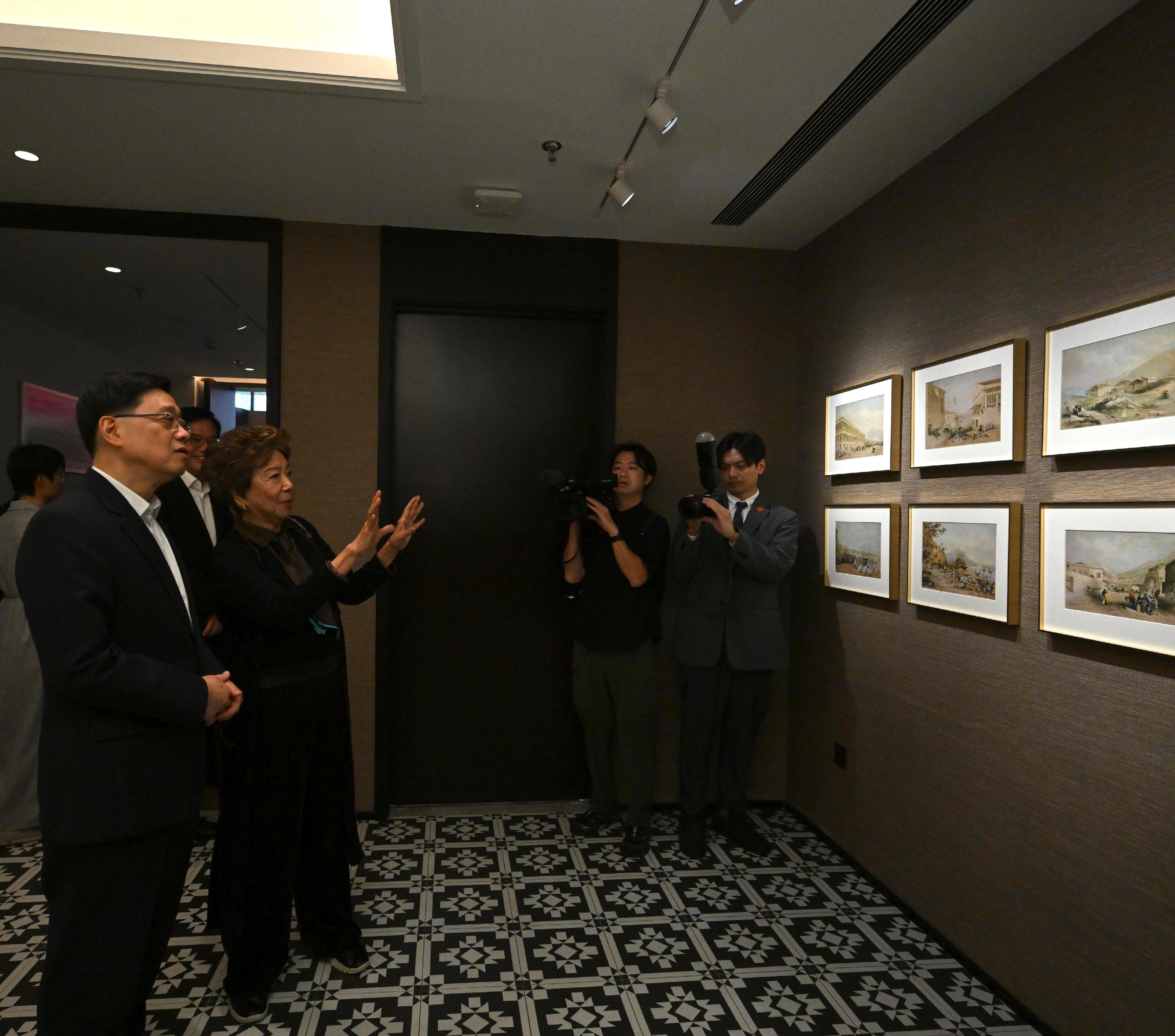 The Chief Executive, Mr John Lee, arrived in Ningbo this afternoon (April 24). Photo shows Mr Lee (first left) with an entrepreneur of Ningbo descent.