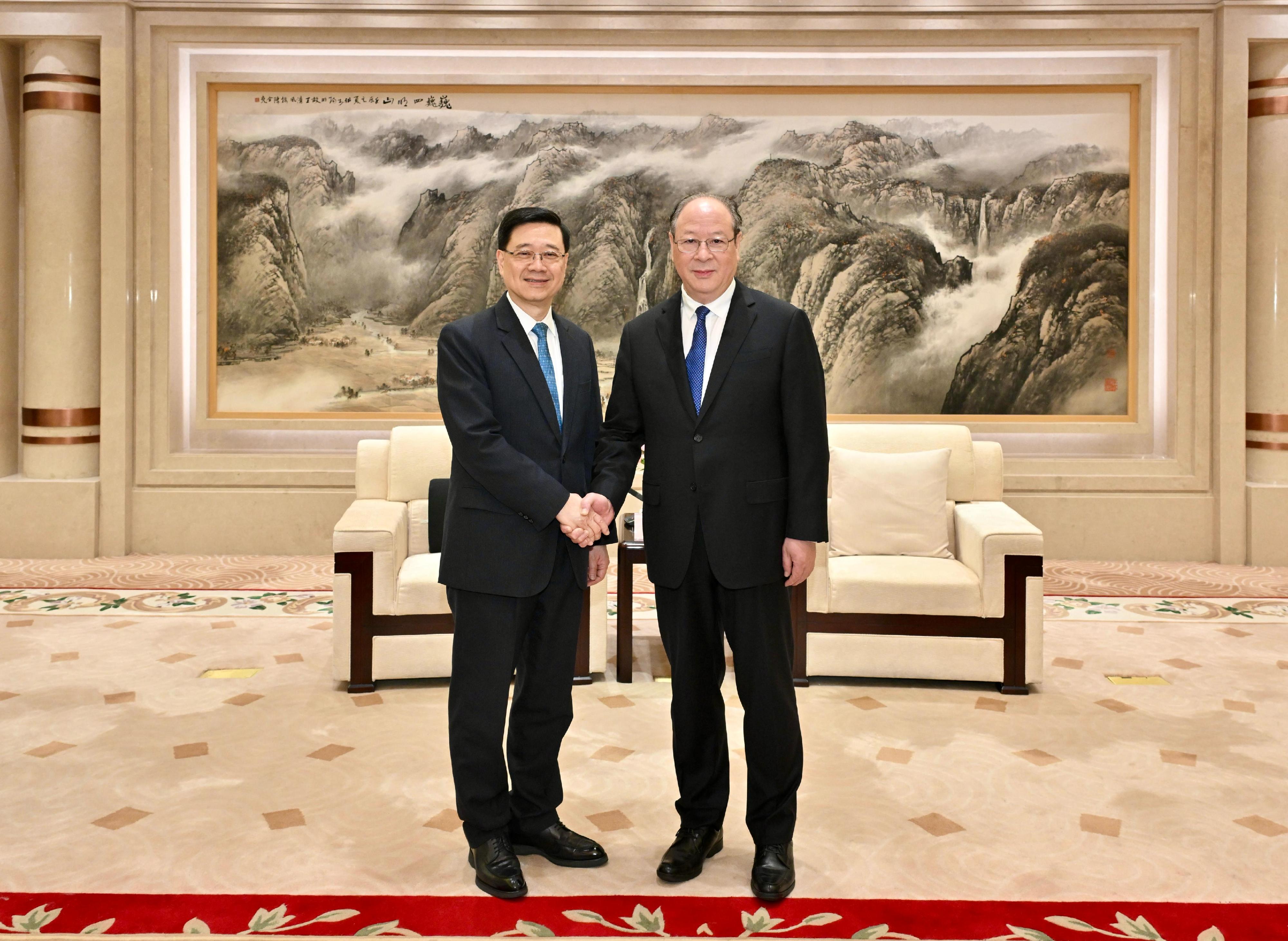 The Chief Executive, Mr John Lee, arrived Ningbo this afternoon (April 24). Photo shows Mr Lee (left) meeting with the Secretary of the CPC Ningbo Municipal Committee, Mr Peng Jiaxue (right).