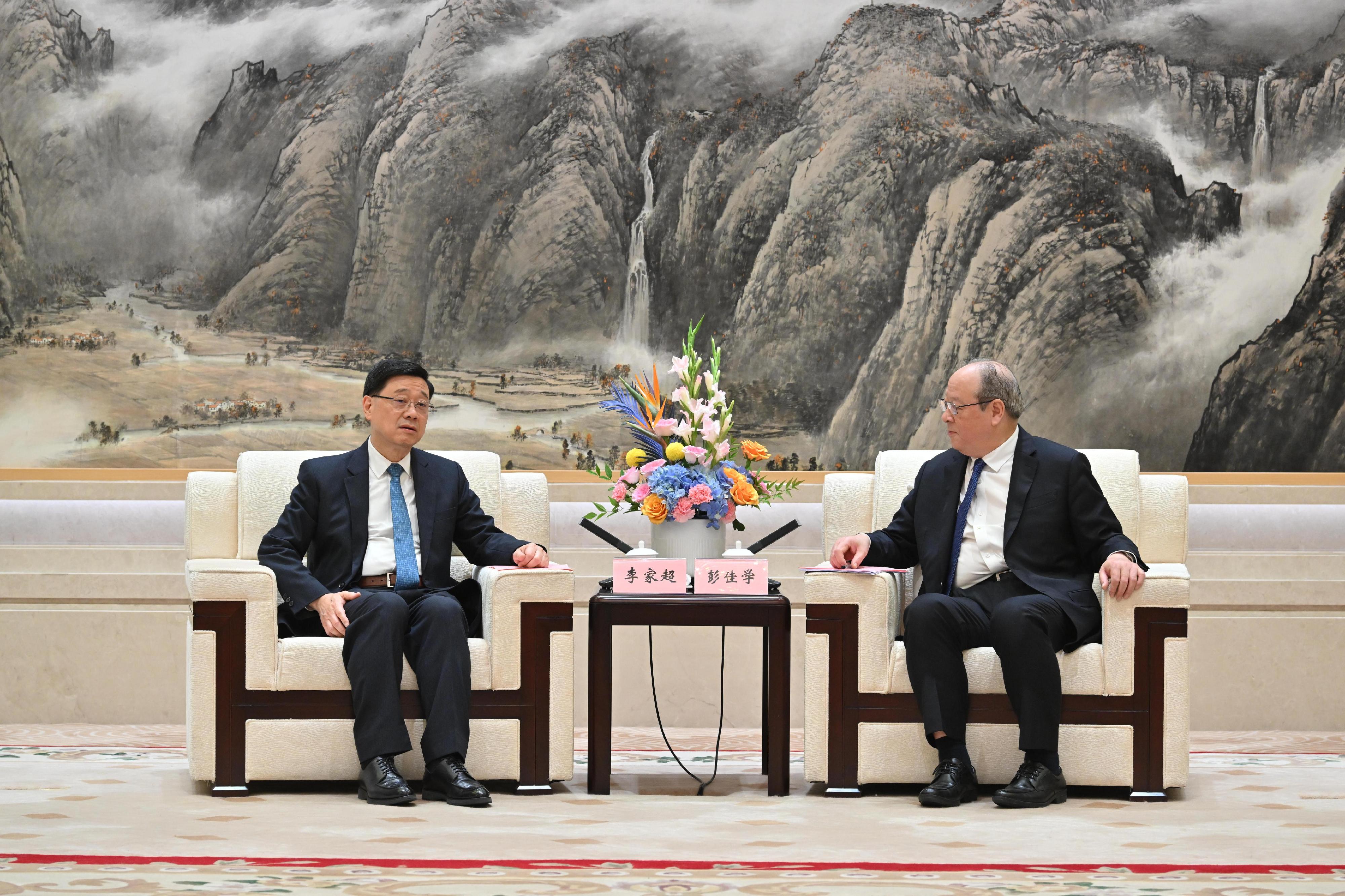 The Chief Executive, Mr John Lee, arrived Ningbo this afternoon (April 24). Photo shows Mr Lee (left) meeting with the Secretary of the CPC Ningbo Municipal Committee, Mr Peng Jiaxue (right).