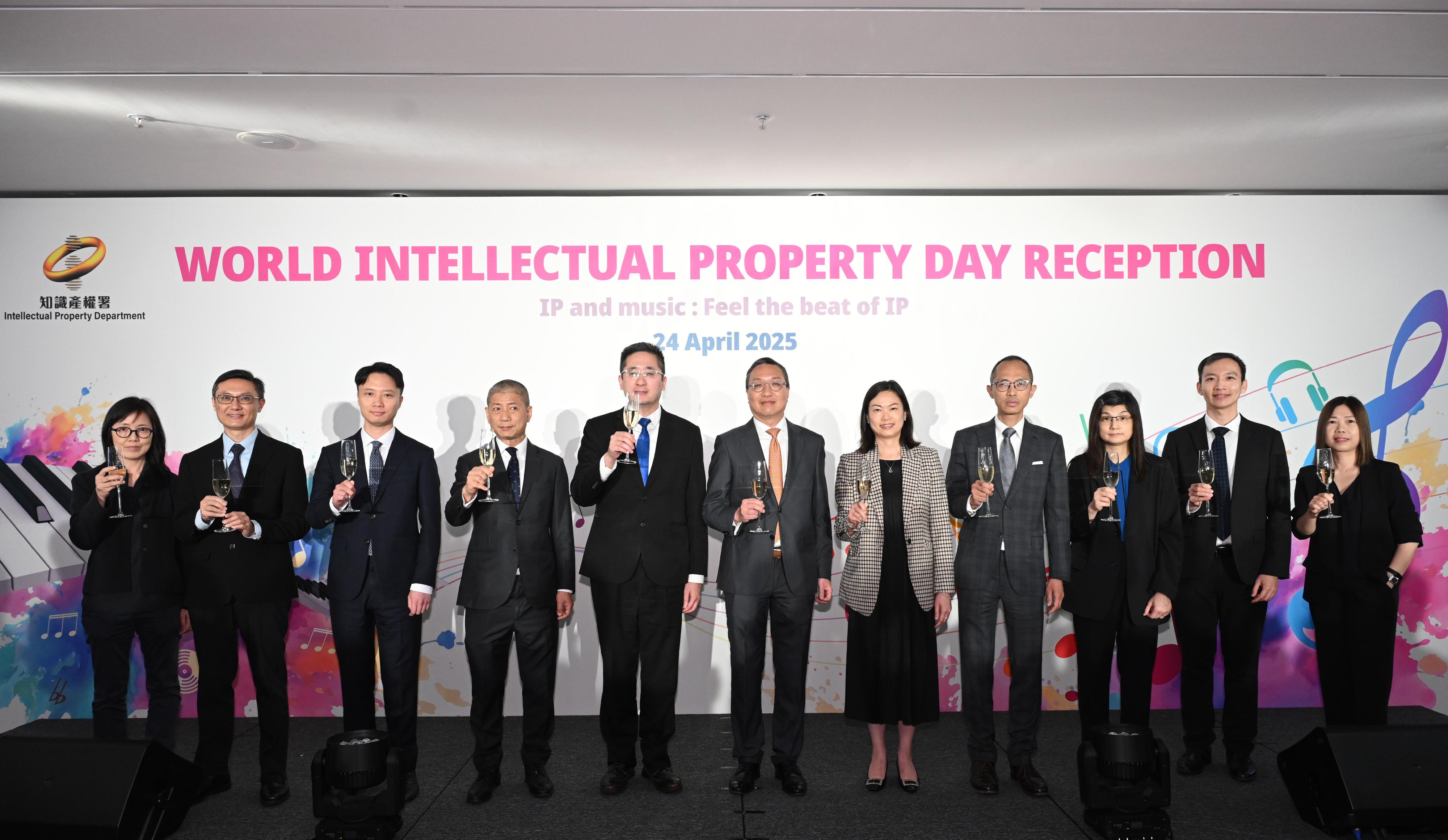 The Intellectual Property Department today (April 24) hosted a reception to celebrate the World Intellectual Property Day 2025. Photo shows the Acting Chief Executive, Mr Paul Lam, SC (centre); the Acting Secretary for Commerce and Economic Development, Dr Bernard Chan (fifth left); the Permanent Secretary for Commerce and Economic Development, Ms Maggie Wong (fifth right); and the Director of Intellectual Property, Mr David Wong (fourth left), proposing a toast with other officiating guests at the reception.