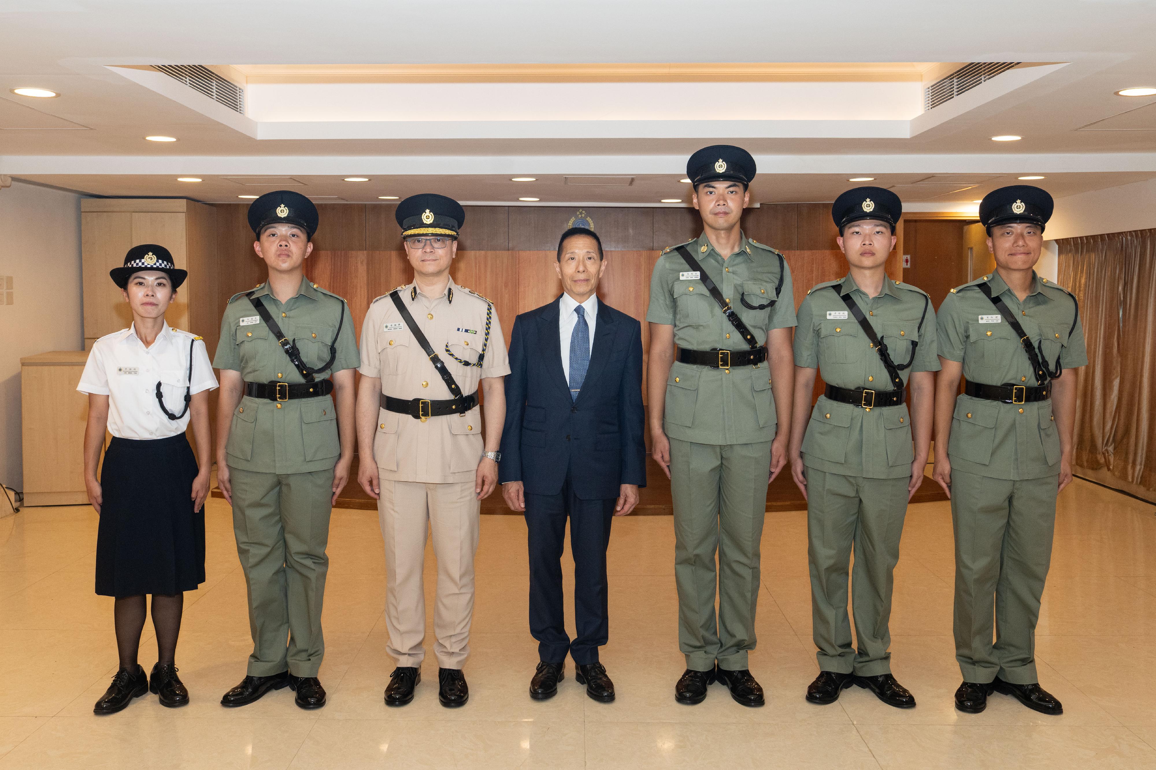 The Correctional Services Department (CSD) held a passing-out parade at the Hong Kong Correctional Services Academy today (April 25). Photo shows the Commissioner of Correctional Services, Mr Wong Kwok-hing (third left), and Reviewing Officer Mr Richard Tang (centre), with the awardees of the Best Recruit Awards, namely the Principal's Shield and the Golden Whistle.