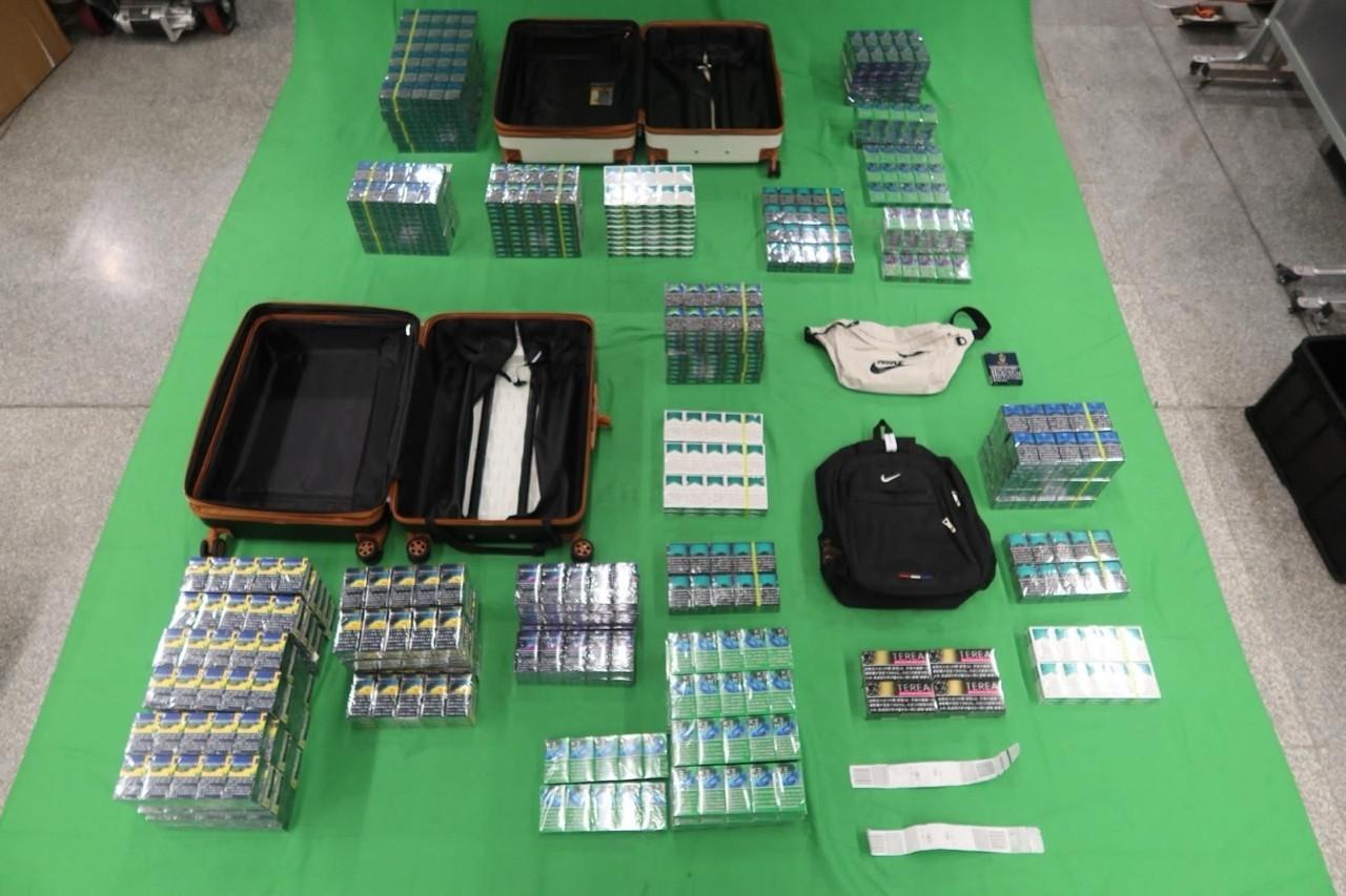 An incoming 36-year-old male passenger was sentenced to four months' imprisonment and fined $500 at the West Kowloon Magistrates' Courts today (April 25) for possessing duty-not-paid cigarettes and failing to declare to Customs officers, as well as for importing alternative smoking products, in contravention of the Dutiable Commodities Ordinance and the Import and Export Ordinance. Photo shows the duty-not-paid cigarettes and alternative smoking products seized.


