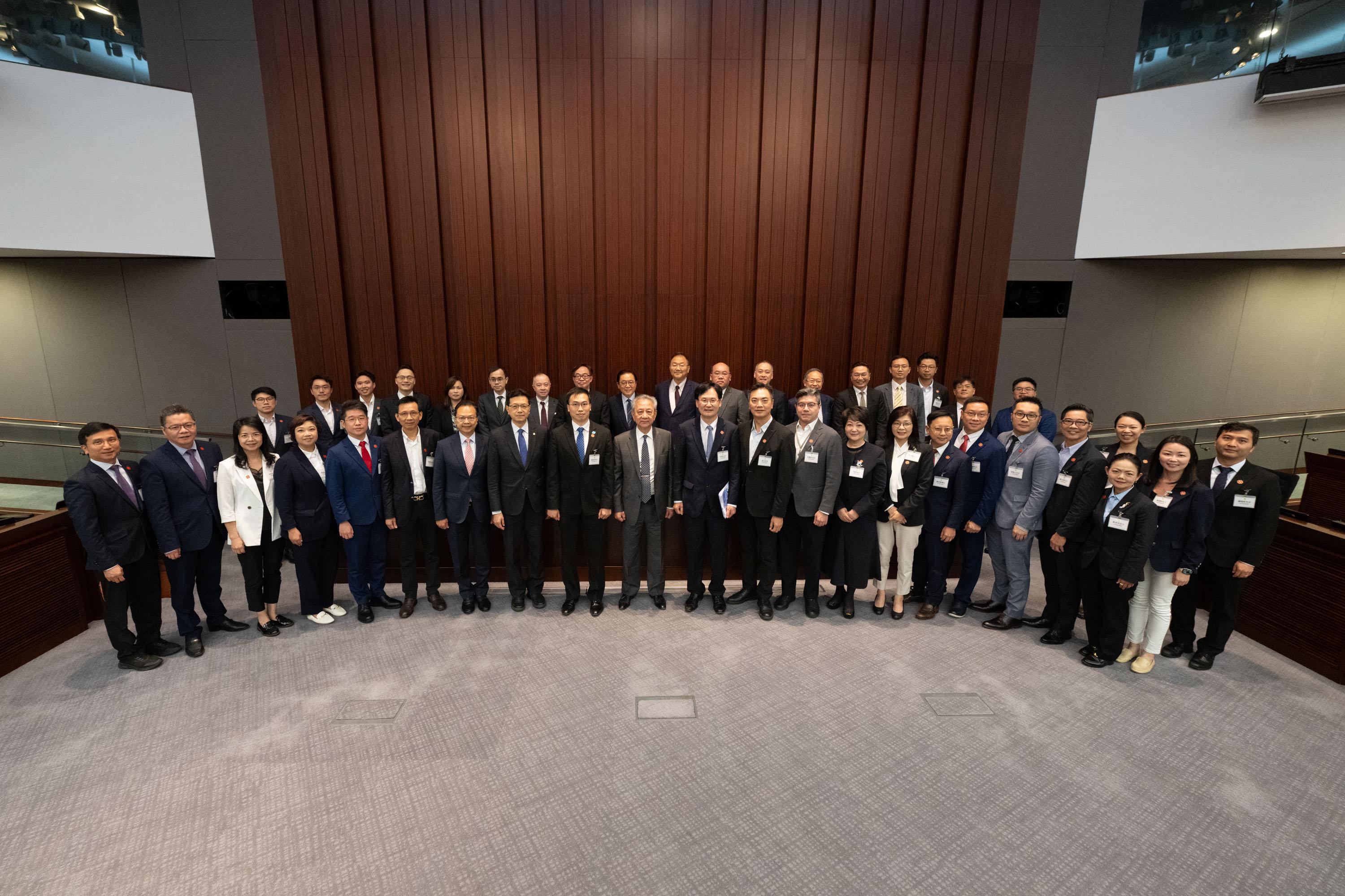 Legislative Council (LegCo) Members met with the Eastern District Council (DC) and Tsuen Wan DC members at the LegCo Complex today (April 25). Photo shows Members of LegCo and the Eastern DC after the meeting.
