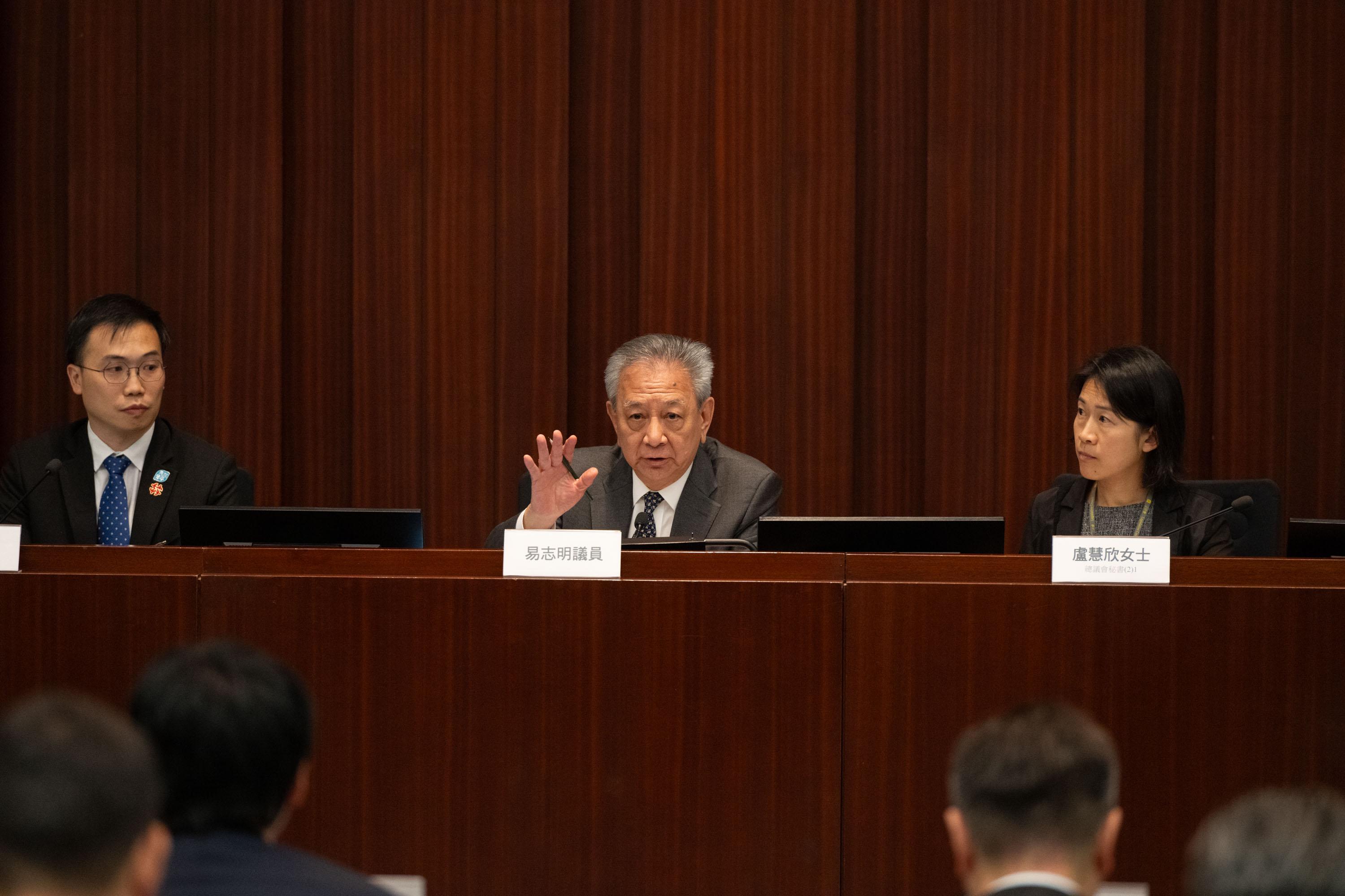 Legislative Council (LegCo) Members met with the Eastern District Council (DC) and Tsuen Wan DC members at the LegCo Complex today (April 25). Members of LegCo and the Eastern DC discussed issues relating to strengthening the Eastern District's capability and arrangements to cope with extreme weather.