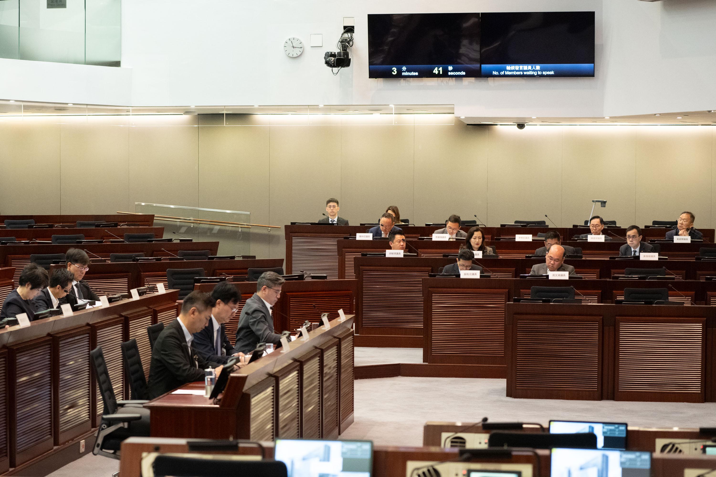 Legislative Council (LegCo) Members met with the Eastern District Council (DC) and Tsuen Wan DC members at the LegCo Complex today (April 25). Members of LegCo and the Eastern DC exchanged views on waterfront development in the Eastern District and proposals to improve the facilities and management of the East Coast Boardwalk, as well as planning for community facilities in the district.