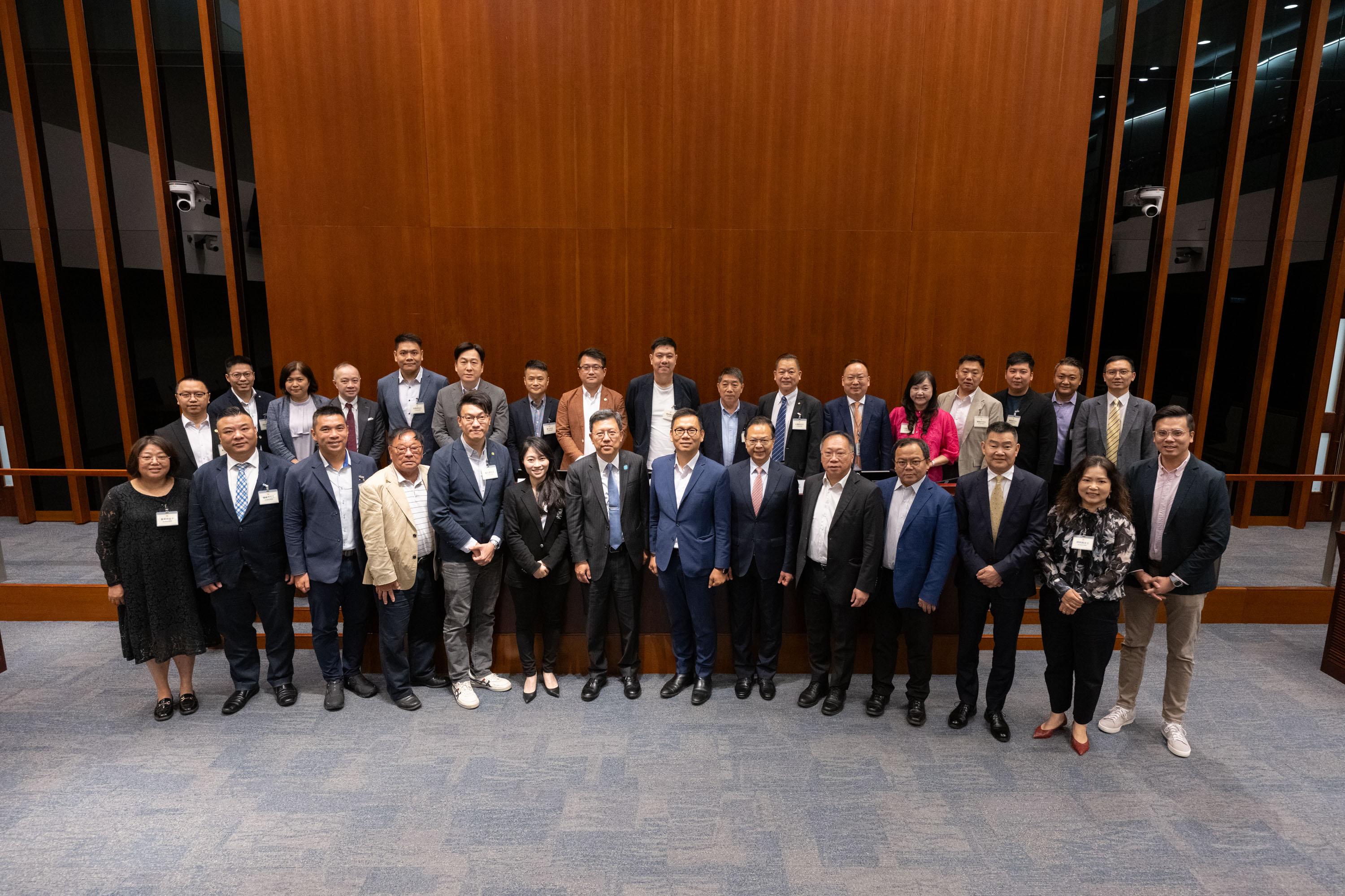 Legislative Council (LegCo) Members met with the Eastern District Council (DC) and Tsuen Wan DC members at the LegCo Complex today (April 25). Photo shows Members of LegCo and the Tsuen Wan DC after the meeting.