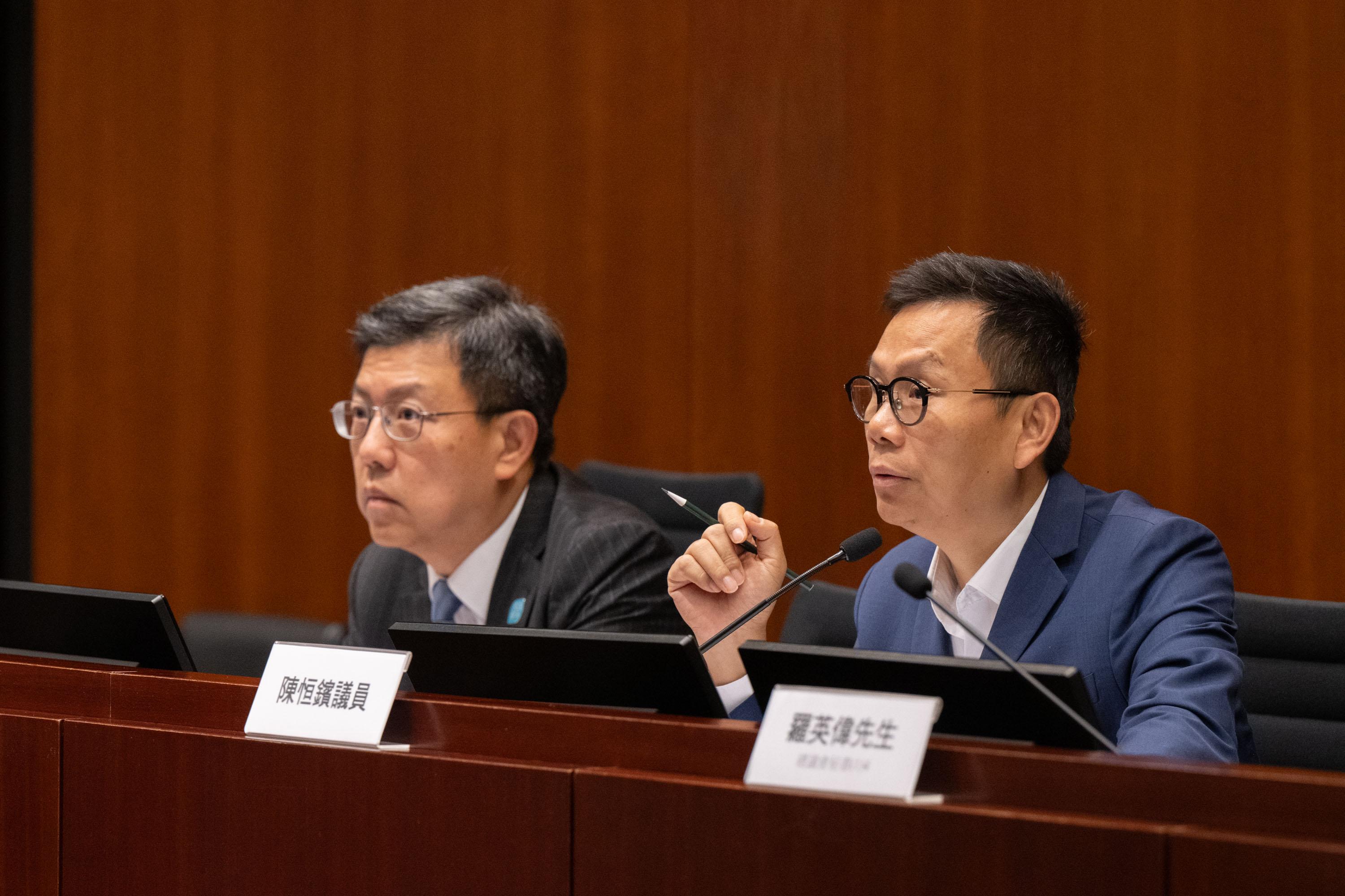 Legislative Council (LegCo) Members met with the Eastern District Council (DC) and Tsuen Wan DC members at the LegCo Complex today (April 25). Members of LegCo and the Tsuen Wan DC discussed the redevelopment plan for Tsuen Wan.