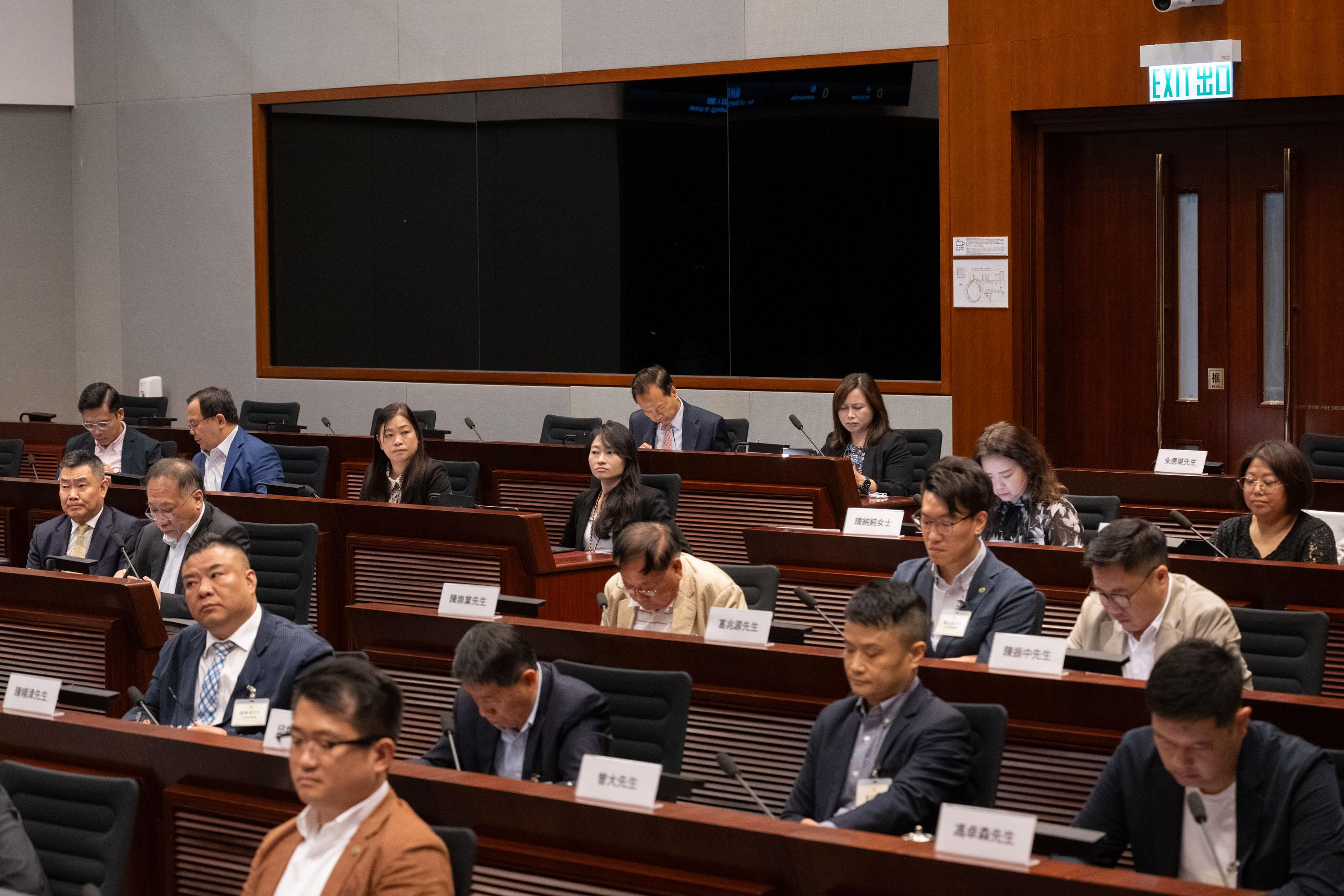 Legislative Council (LegCo) Members met with the Eastern District Council (DC) and Tsuen Wan DC members at the LegCo Complex today (April 25). Members of LegCo and the Tsuen Wan DC exchanged views on the development and promotion of tourism resources and hotspots in the district, and the proposed station location and related planning for the Central Rail Link in the Tsuen Wan district.